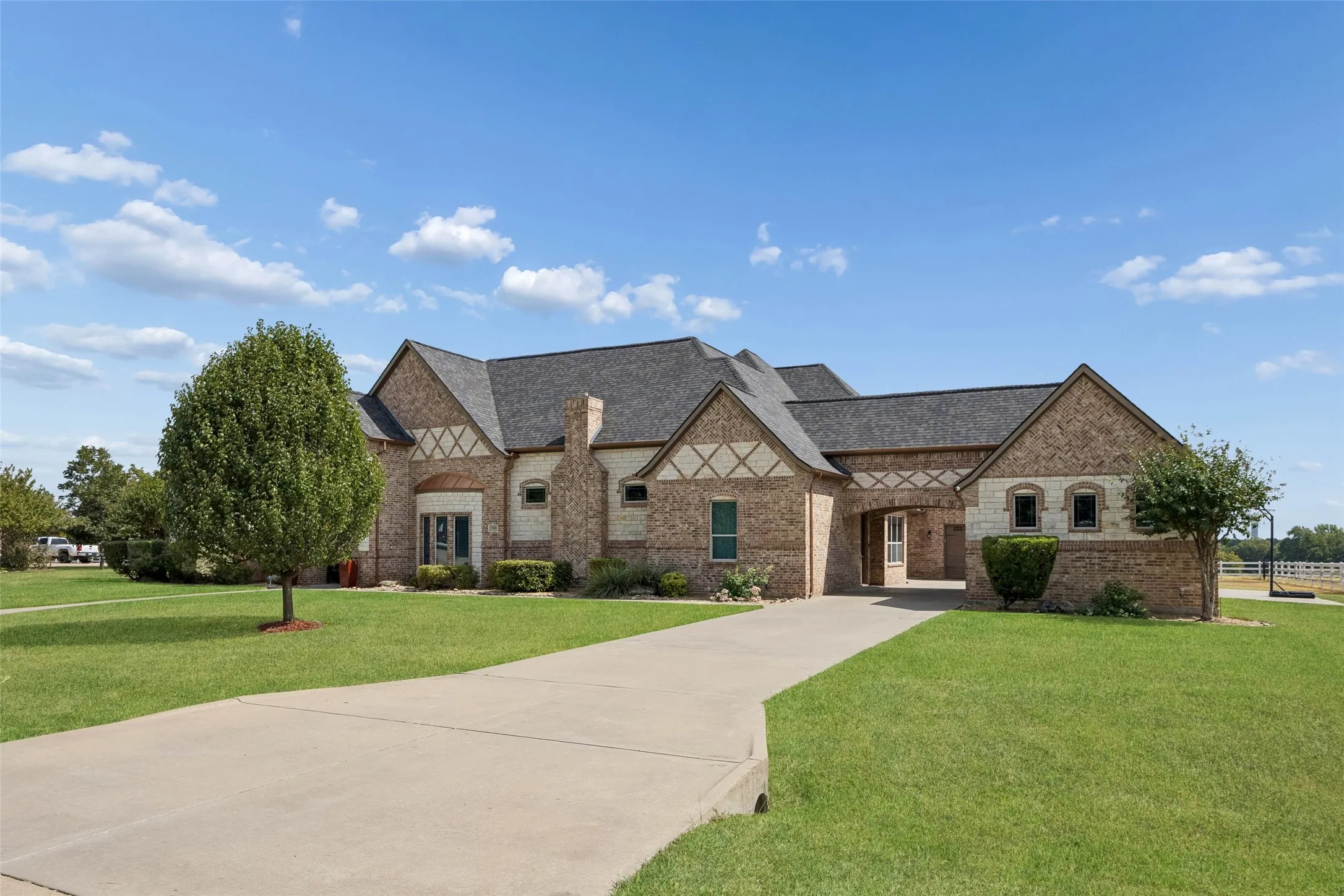 Single Family Residence For Sale in Ellis County , 1908 Morningside Lane, Oak Leaf, Texas 75154, 4 Bedroom, 5 Bathroom, 3 Garage spaces, 4,692 Sqft, built in 2008, mls#21389107, Real Estate Agent in Oak Leaf, Homes For Sale in Ellis county, Homes For Sale in Oak Leaf, Realtor in Oak Leaf Texas, Real Estate Brokerage Independent Realty Texas, Luminita Cordes Realtor