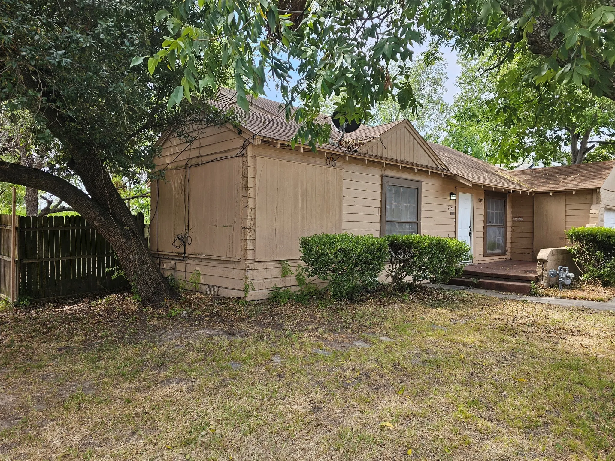 Single Family Residence For Sale in Hunt County , 2503 Stanford Street, Greenville, Texas 75401, 2 Bedroom, 1 Bathroom, 1 Garage spaces, 1,104 Sqft, built in 1960, mls#21391927, Real Estate Agent in Greenville, Homes For Sale in Hunt county, Homes For Sale in Greenville, Realtor in Greenville Texas, Real Estate Brokerage Independent Realty Texas, Luminita Cordes Realtor