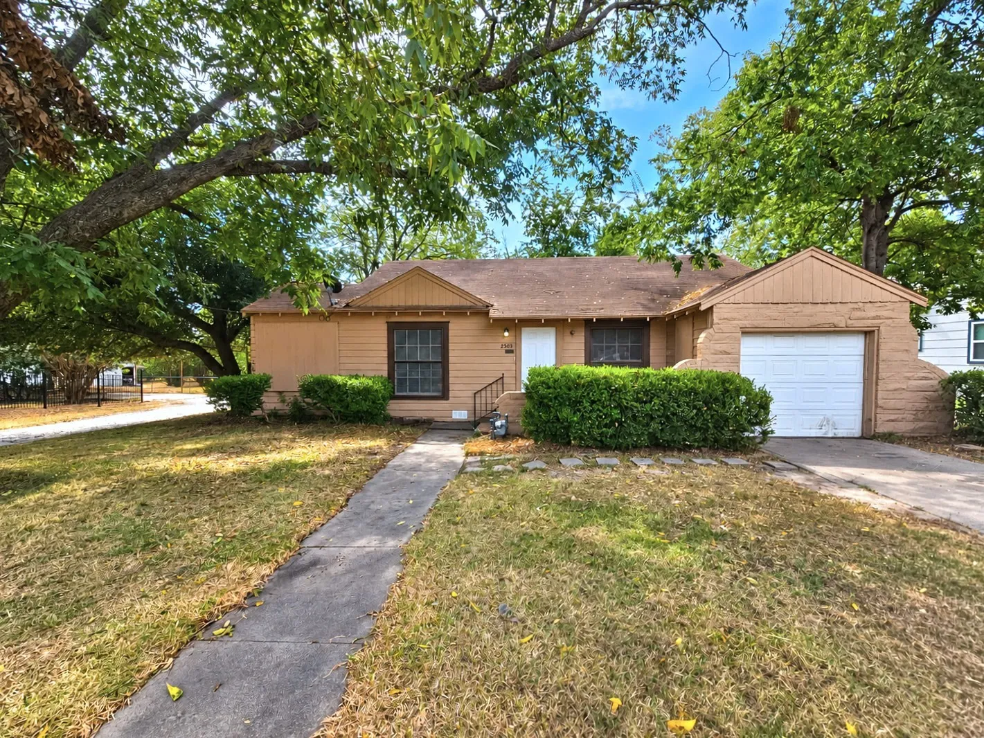 Single Family Residence For Sale in Hunt County , 2503 Stanford Street, Greenville, Texas 75401, 2 Bedroom, 1 Bathroom, 1 Garage spaces, 1,104 Sqft, built in 1960, mls#21391927, Real Estate Agent in Greenville, Homes For Sale in Hunt county, Homes For Sale in Greenville, Realtor in Greenville Texas, Real Estate Brokerage Independent Realty Texas, Luminita Cordes Realtor