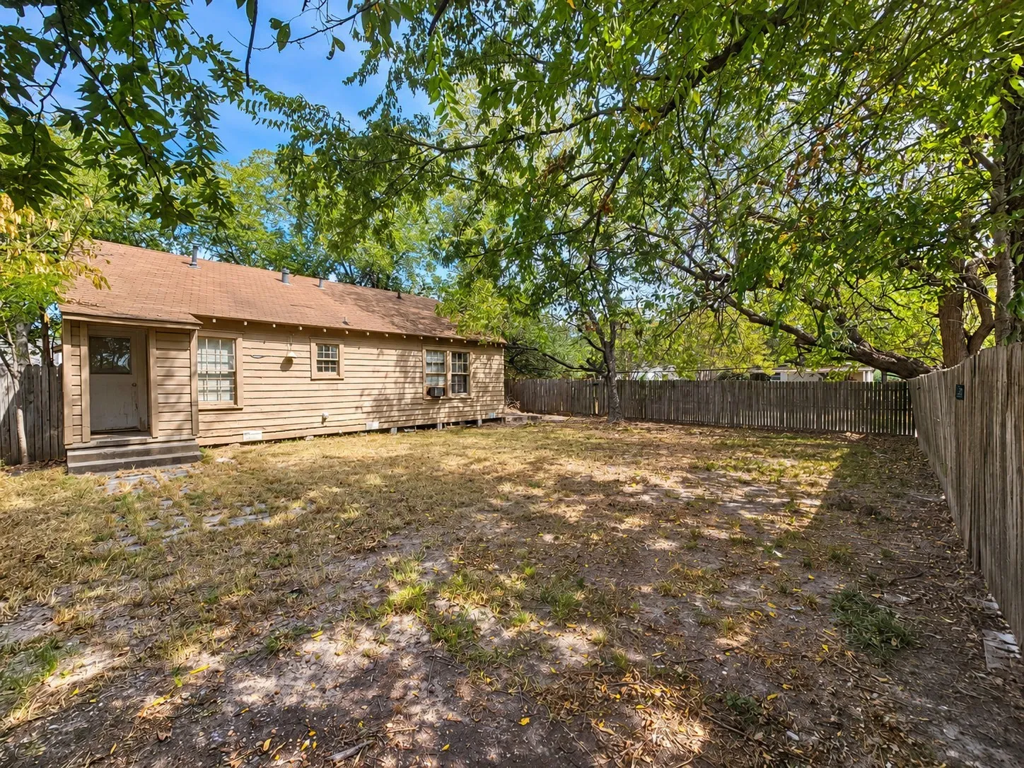 Single Family Residence For Sale in Hunt County , 2503 Stanford Street, Greenville, Texas 75401, 2 Bedroom, 1 Bathroom, 1 Garage spaces, 1,104 Sqft, built in 1960, mls#21391927, Real Estate Agent in Greenville, Homes For Sale in Hunt county, Homes For Sale in Greenville, Realtor in Greenville Texas, Real Estate Brokerage Independent Realty Texas, Luminita Cordes Realtor
