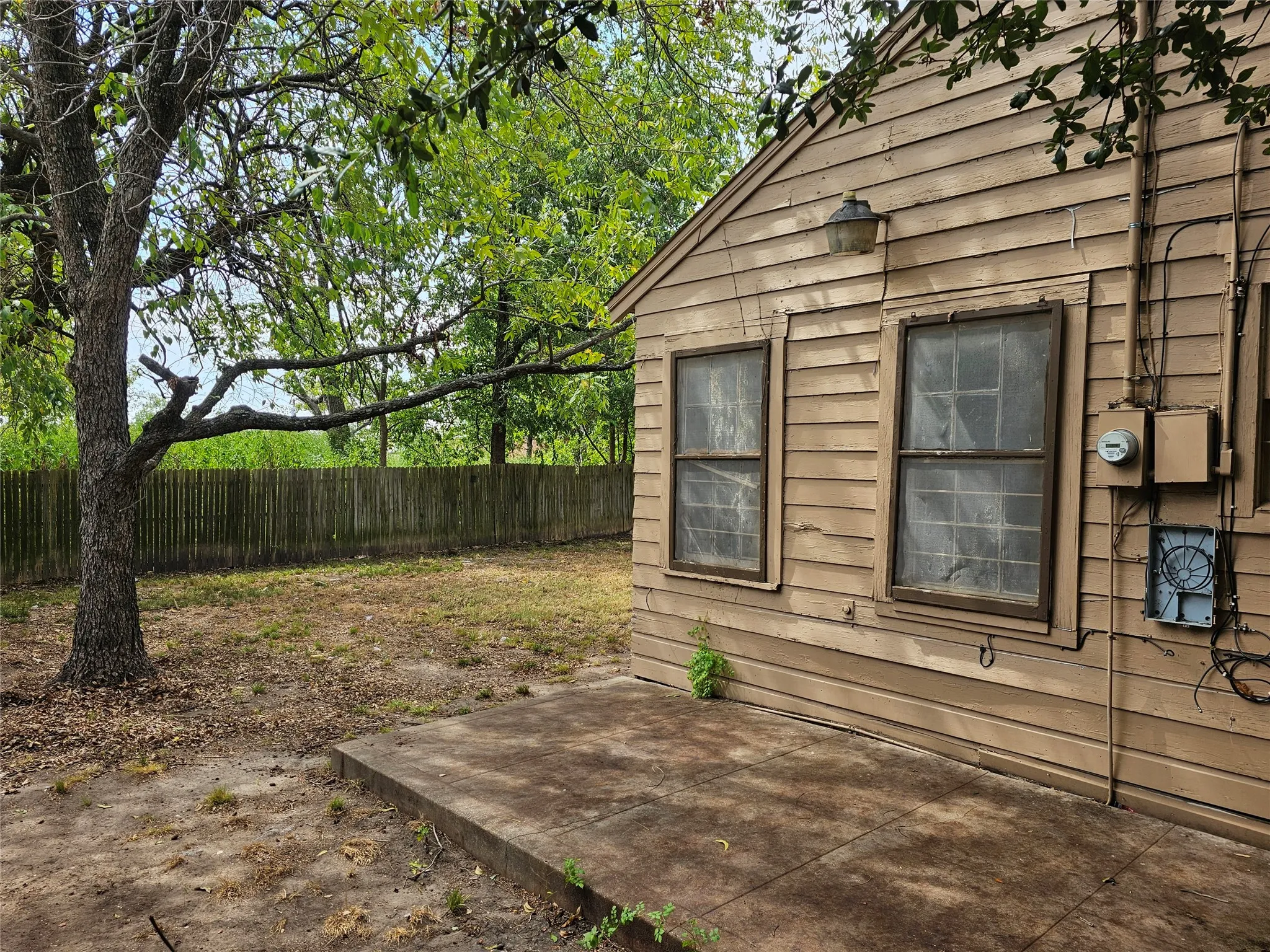 Single Family Residence For Sale in Hunt County , 2503 Stanford Street, Greenville, Texas 75401, 2 Bedroom, 1 Bathroom, 1 Garage spaces, 1,104 Sqft, built in 1960, mls#21391927, Real Estate Agent in Greenville, Homes For Sale in Hunt county, Homes For Sale in Greenville, Realtor in Greenville Texas, Real Estate Brokerage Independent Realty Texas, Luminita Cordes Realtor