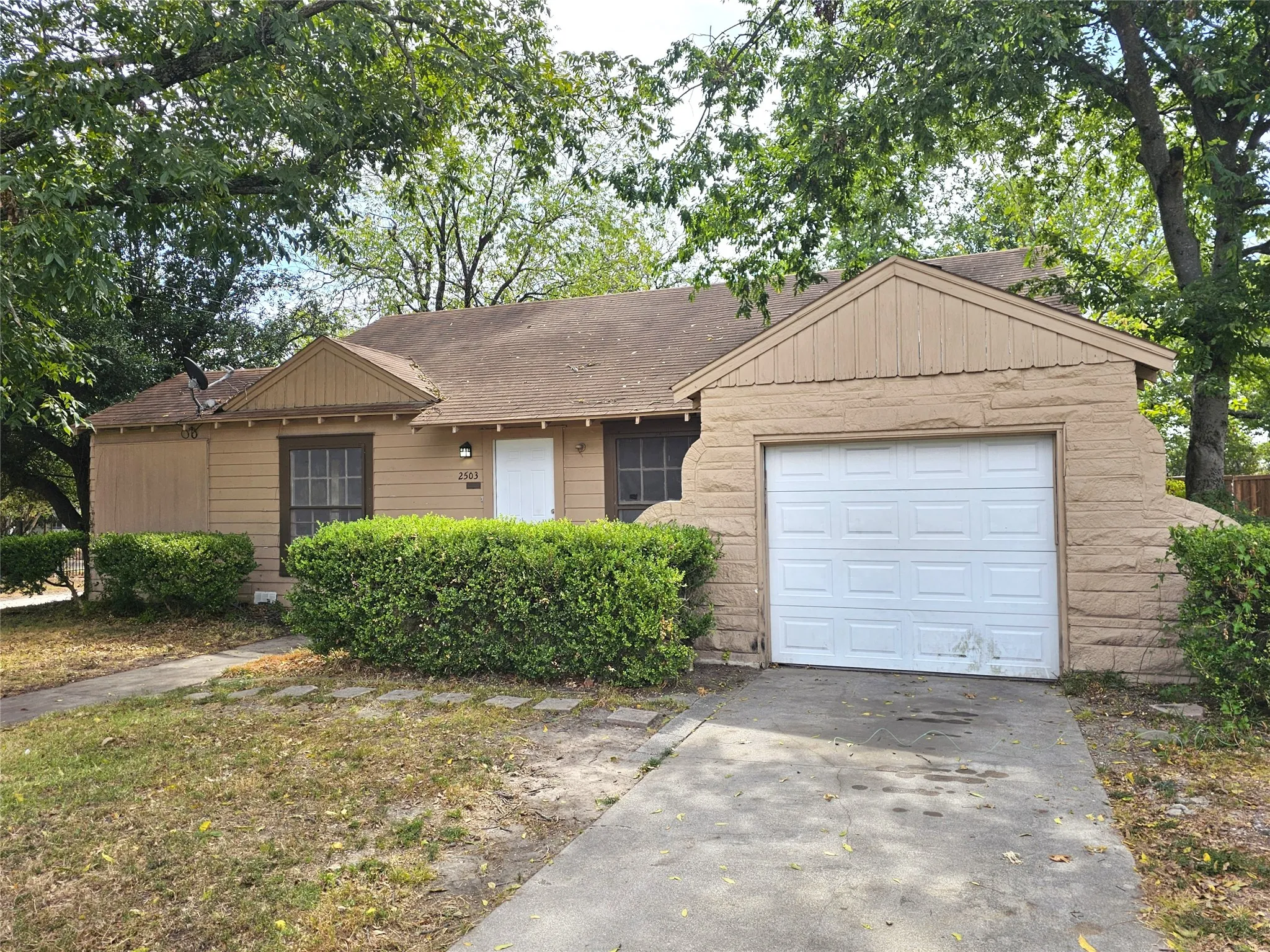 Single Family Residence For Sale in Hunt County , 2503 Stanford Street, Greenville, Texas 75401, 2 Bedroom, 1 Bathroom, 1 Garage spaces, 1,104 Sqft, built in 1960, mls#21391927, Real Estate Agent in Greenville, Homes For Sale in Hunt county, Homes For Sale in Greenville, Realtor in Greenville Texas, Real Estate Brokerage Independent Realty Texas, Luminita Cordes Realtor