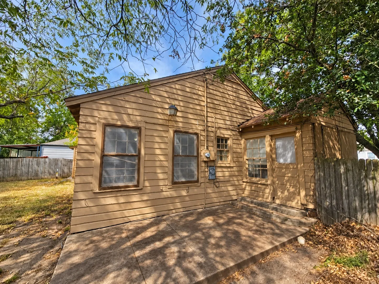 Single Family Residence For Sale in Hunt County , 2503 Stanford Street, Greenville, Texas 75401, 2 Bedroom, 1 Bathroom, 1 Garage spaces, 1,104 Sqft, built in 1960, mls#21391927, Real Estate Agent in Greenville, Homes For Sale in Hunt county, Homes For Sale in Greenville, Realtor in Greenville Texas, Real Estate Brokerage Independent Realty Texas, Luminita Cordes Realtor