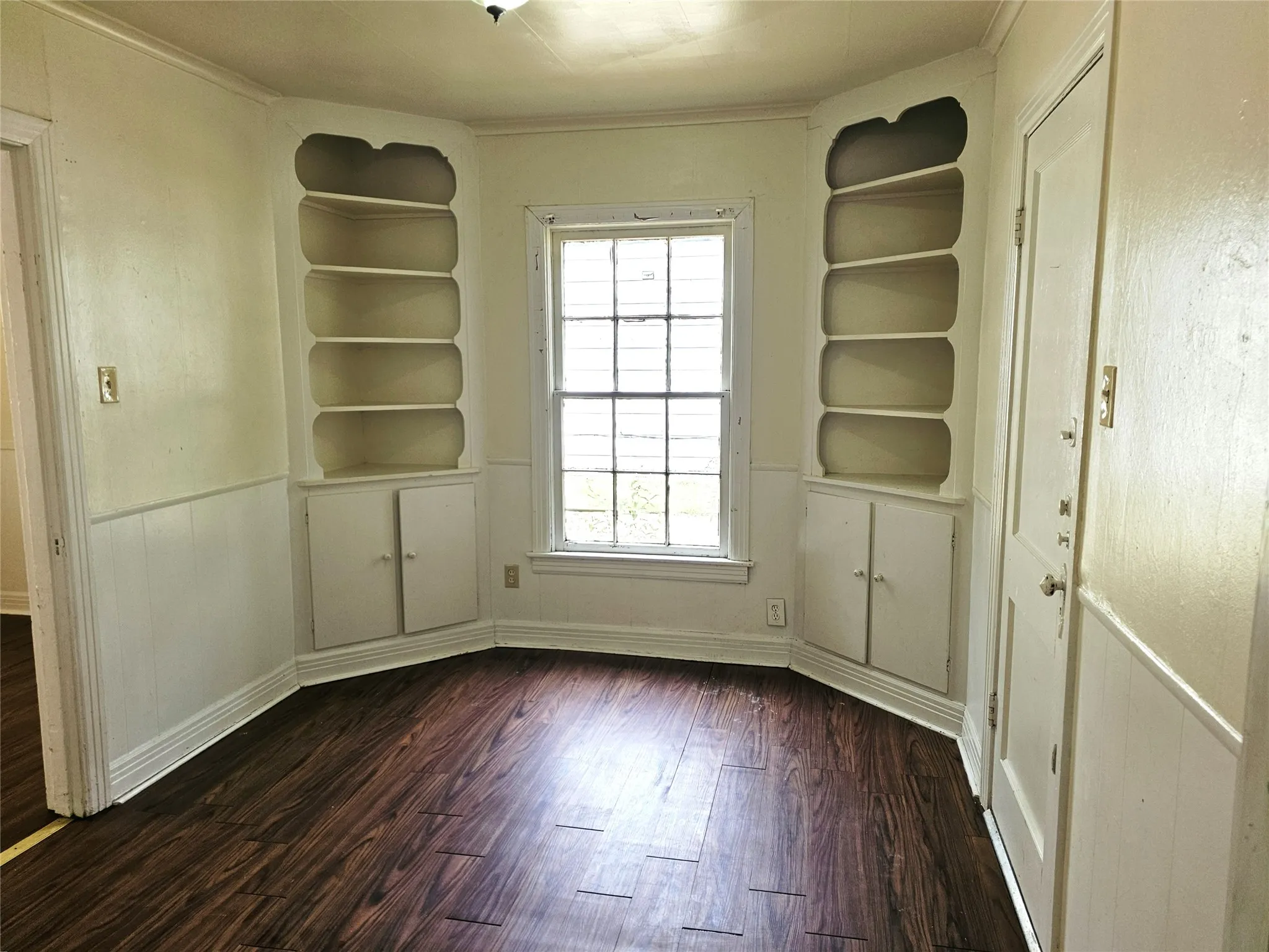Single Family Residence For Sale in Hunt County , 2503 Stanford Street, Greenville, Texas 75401, 2 Bedroom, 1 Bathroom, 1 Garage spaces, 1,104 Sqft, built in 1960, mls#21391927, Real Estate Agent in Greenville, Homes For Sale in Hunt county, Homes For Sale in Greenville, Realtor in Greenville Texas, Real Estate Brokerage Independent Realty Texas, Luminita Cordes Realtor