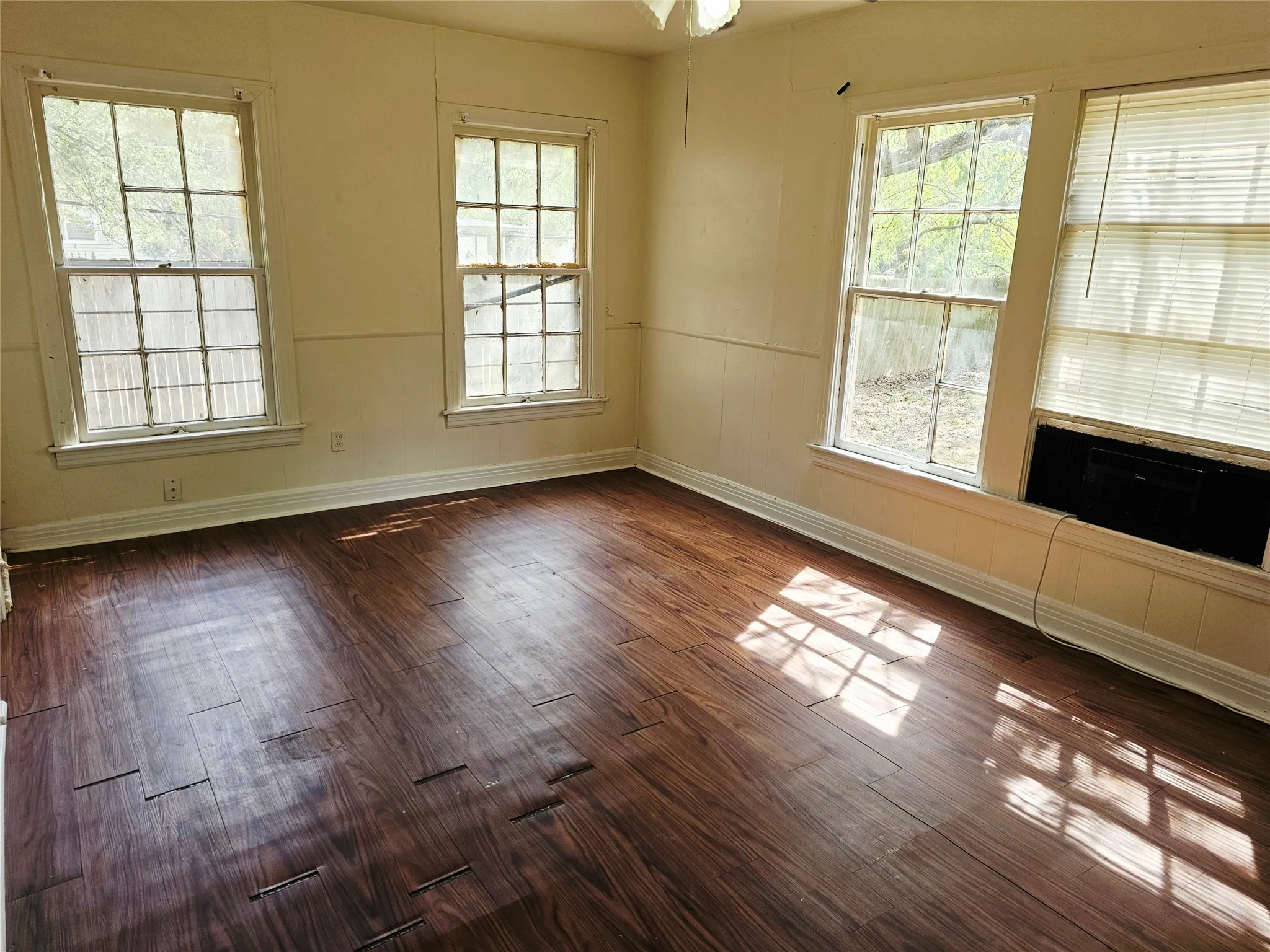 Single Family Residence For Sale in Hunt County , 2503 Stanford Street, Greenville, Texas 75401, 2 Bedroom, 1 Bathroom, 1 Garage spaces, 1,104 Sqft, built in 1960, mls#21391927, Real Estate Agent in Greenville, Homes For Sale in Hunt county, Homes For Sale in Greenville, Realtor in Greenville Texas, Real Estate Brokerage Independent Realty Texas, Luminita Cordes Realtor