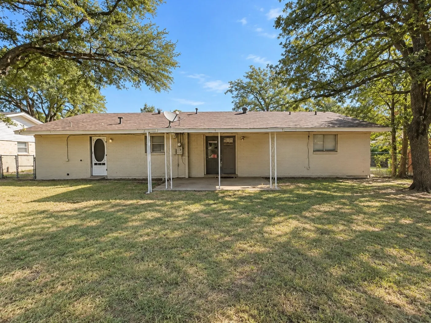 Single Family Residence For Sale in Mc Lennan County , 304 S Norma Drive, Lacy Lakeview, Texas 76705, 3 Bedroom, 2 Bathroom, 2 Garage spaces, 1,160 Sqft, built in 1963, mls#21392391, Real Estate Agent in Lacy Lakeview, Homes For Sale in Mc Lennan county, Homes For Sale in Lacy Lakeview, Realtor in Lacy Lakeview Texas, Real Estate Brokerage Independent Realty Texas, Luminita Cordes Realtor
