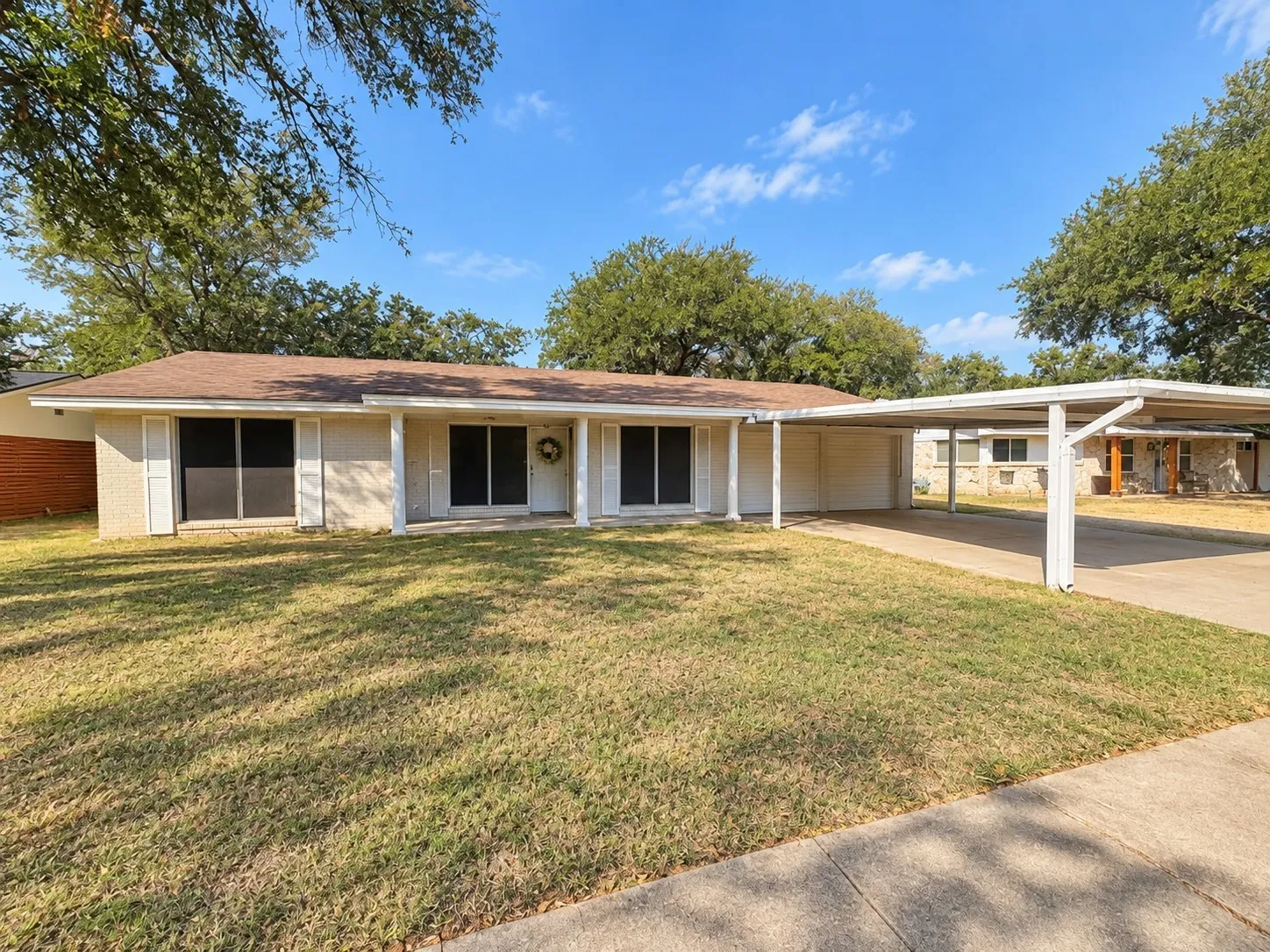 Single Family Residence For Sale in Mc Lennan County , 304 S Norma Drive, Lacy Lakeview, Texas 76705, 3 Bedroom, 2 Bathroom, 2 Garage spaces, 1,160 Sqft, built in 1963, mls#21392391, Real Estate Agent in Lacy Lakeview, Homes For Sale in Mc Lennan county, Homes For Sale in Lacy Lakeview, Realtor in Lacy Lakeview Texas, Real Estate Brokerage Independent Realty Texas, Luminita Cordes Realtor