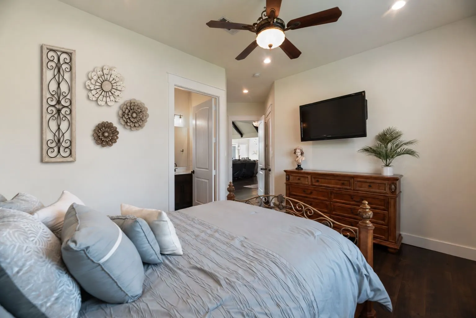 Single Family Residence For Sale in Navarro County , 218 White Rock Road, Corsicana, Texas 75109, 4 Bedroom, 5 Bathroom, 4 Garage spaces, 3,929 Sqft, built in 2022, mls#21390626, Real Estate Agent in Corsicana, Homes For Sale in Navarro county, Homes For Sale in Corsicana, Realtor in Corsicana Texas, Real Estate Brokerage Independent Realty Texas, Luminita Cordes Realtor