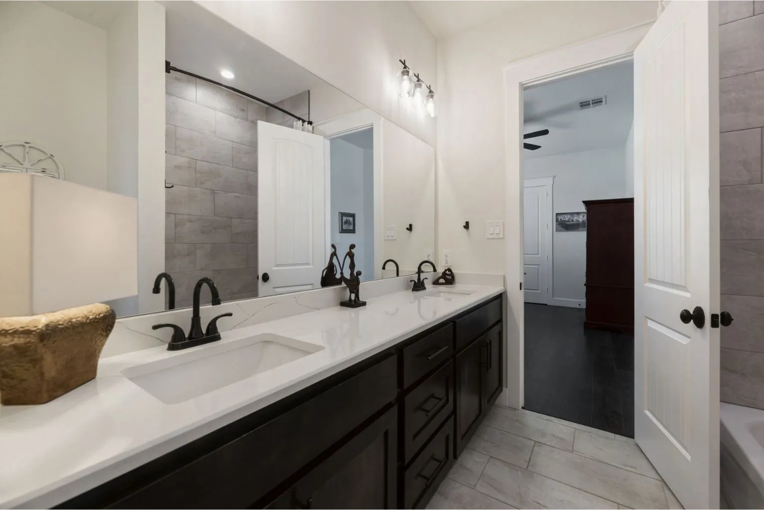 Single Family Residence For Sale in Navarro County , 218 White Rock Road, Corsicana, Texas 75109, 4 Bedroom, 5 Bathroom, 4 Garage spaces, 3,929 Sqft, built in 2022, mls#21390626, Real Estate Agent in Corsicana, Homes For Sale in Navarro county, Homes For Sale in Corsicana, Realtor in Corsicana Texas, Real Estate Brokerage Independent Realty Texas, Luminita Cordes Realtor