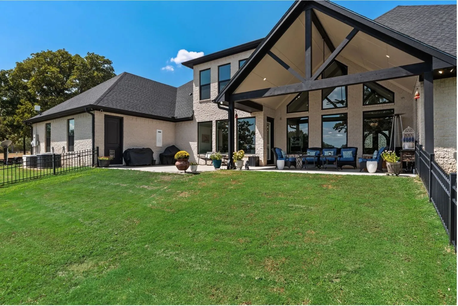Single Family Residence For Sale in Navarro County , 218 White Rock Road, Corsicana, Texas 75109, 4 Bedroom, 5 Bathroom, 4 Garage spaces, 3,929 Sqft, built in 2022, mls#21390626, Real Estate Agent in Corsicana, Homes For Sale in Navarro county, Homes For Sale in Corsicana, Realtor in Corsicana Texas, Real Estate Brokerage Independent Realty Texas, Luminita Cordes Realtor