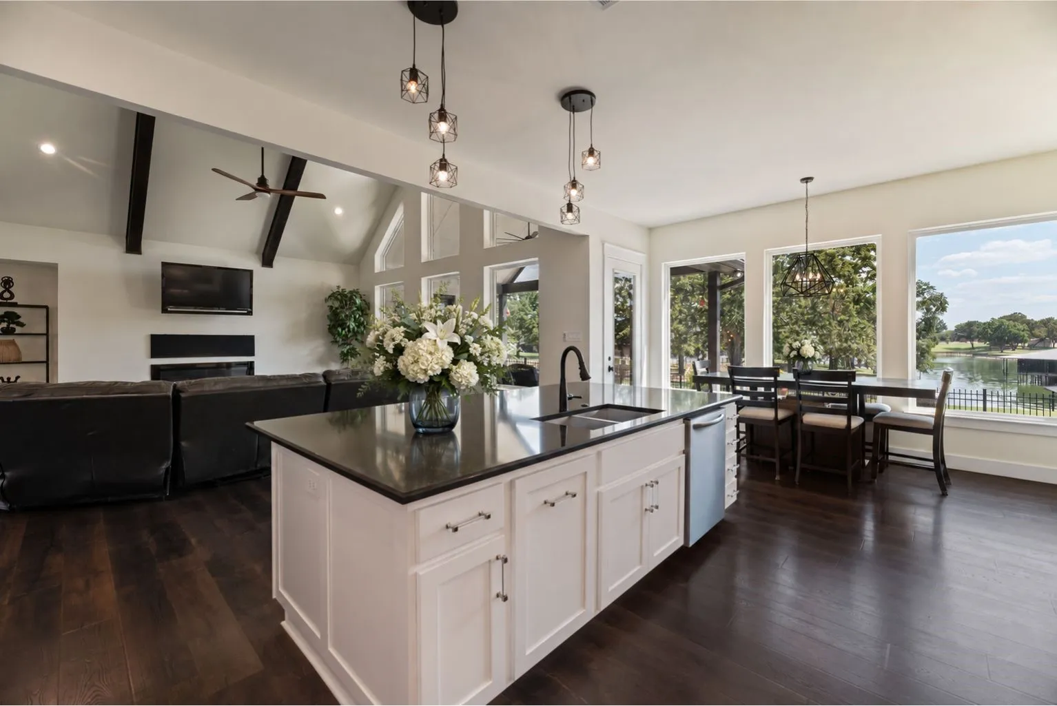 Single Family Residence For Sale in Navarro County , 218 White Rock Road, Corsicana, Texas 75109, 4 Bedroom, 5 Bathroom, 4 Garage spaces, 3,929 Sqft, built in 2022, mls#21390626, Real Estate Agent in Corsicana, Homes For Sale in Navarro county, Homes For Sale in Corsicana, Realtor in Corsicana Texas, Real Estate Brokerage Independent Realty Texas, Luminita Cordes Realtor