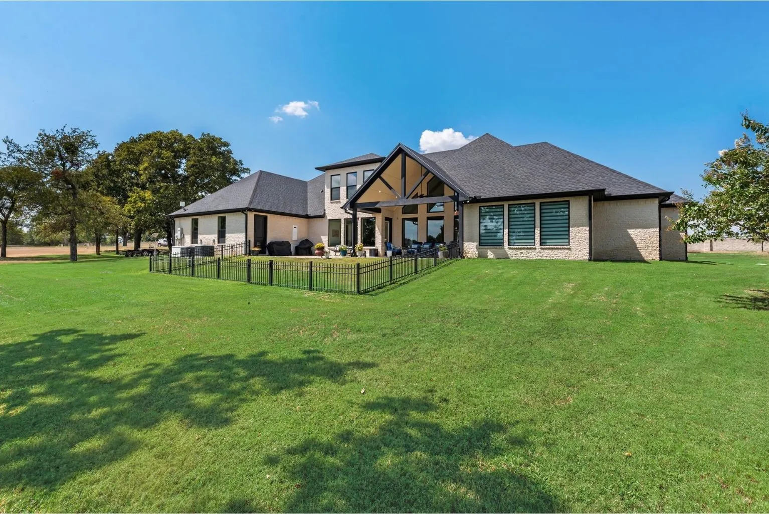 Single Family Residence For Sale in Navarro County , 218 White Rock Road, Corsicana, Texas 75109, 4 Bedroom, 5 Bathroom, 4 Garage spaces, 3,929 Sqft, built in 2022, mls#21390626, Real Estate Agent in Corsicana, Homes For Sale in Navarro county, Homes For Sale in Corsicana, Realtor in Corsicana Texas, Real Estate Brokerage Independent Realty Texas, Luminita Cordes Realtor