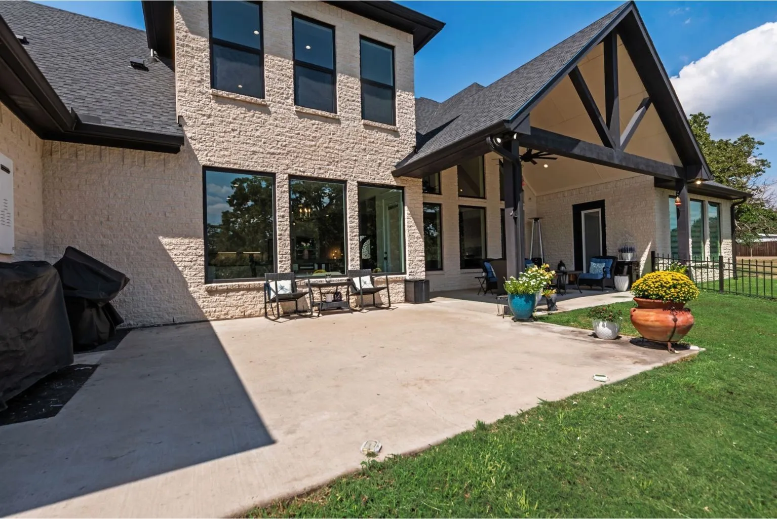 Single Family Residence For Sale in Navarro County , 218 White Rock Road, Corsicana, Texas 75109, 4 Bedroom, 5 Bathroom, 4 Garage spaces, 3,929 Sqft, built in 2022, mls#21390626, Real Estate Agent in Corsicana, Homes For Sale in Navarro county, Homes For Sale in Corsicana, Realtor in Corsicana Texas, Real Estate Brokerage Independent Realty Texas, Luminita Cordes Realtor