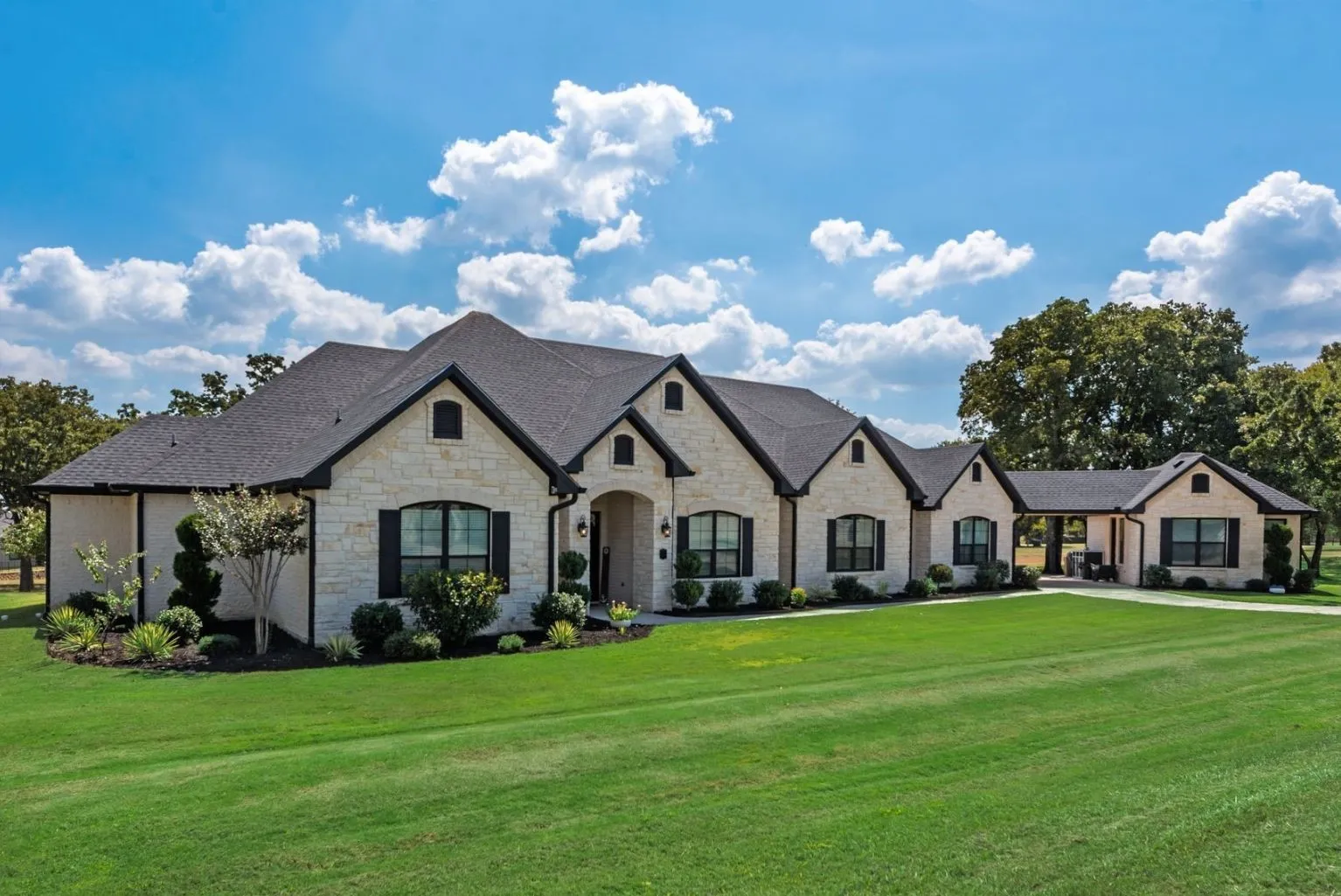 Single Family Residence For Sale in Navarro County , 218 White Rock Road, Corsicana, Texas 75109, 4 Bedroom, 5 Bathroom, 4 Garage spaces, 3,929 Sqft, built in 2022, mls#21390626, Real Estate Agent in Corsicana, Homes For Sale in Navarro county, Homes For Sale in Corsicana, Realtor in Corsicana Texas, Real Estate Brokerage Independent Realty Texas, Luminita Cordes Realtor
