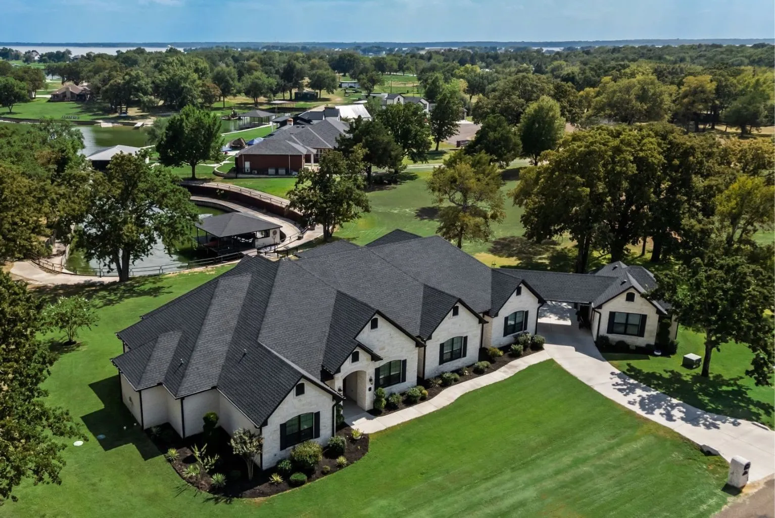 Single Family Residence For Sale in Navarro County , 218 White Rock Road, Corsicana, Texas 75109, 4 Bedroom, 5 Bathroom, 4 Garage spaces, 3,929 Sqft, built in 2022, mls#21390626, Real Estate Agent in Corsicana, Homes For Sale in Navarro county, Homes For Sale in Corsicana, Realtor in Corsicana Texas, Real Estate Brokerage Independent Realty Texas, Luminita Cordes Realtor