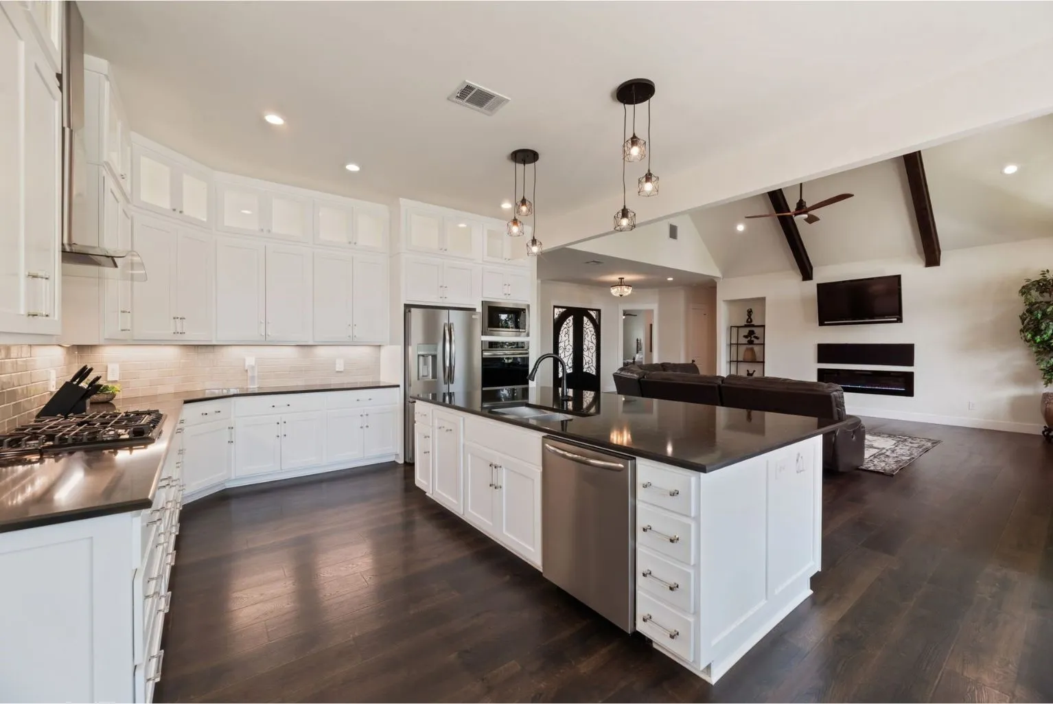 Single Family Residence For Sale in Navarro County , 218 White Rock Road, Corsicana, Texas 75109, 4 Bedroom, 5 Bathroom, 4 Garage spaces, 3,929 Sqft, built in 2022, mls#21390626, Real Estate Agent in Corsicana, Homes For Sale in Navarro county, Homes For Sale in Corsicana, Realtor in Corsicana Texas, Real Estate Brokerage Independent Realty Texas, Luminita Cordes Realtor