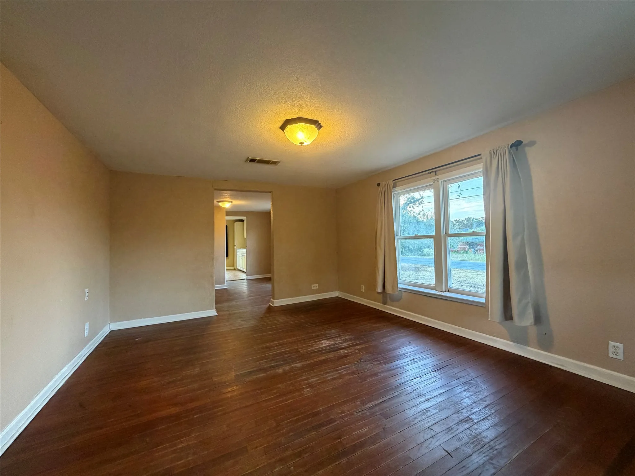 Single Family Residence For Sale in Tarrant County , 3237 Dakota Trail, Lake Worth, Texas 76135, 3 Bedroom, 1 Bathroom, Garage spaces, 1,000 Sqft, built in 1937, mls#21390292, Real Estate Agent in Lake Worth, Homes For Sale in Tarrant county, Homes For Sale in Lake Worth, Realtor in Lake Worth Texas, Real Estate Brokerage Independent Realty Texas, Luminita Cordes Realtor