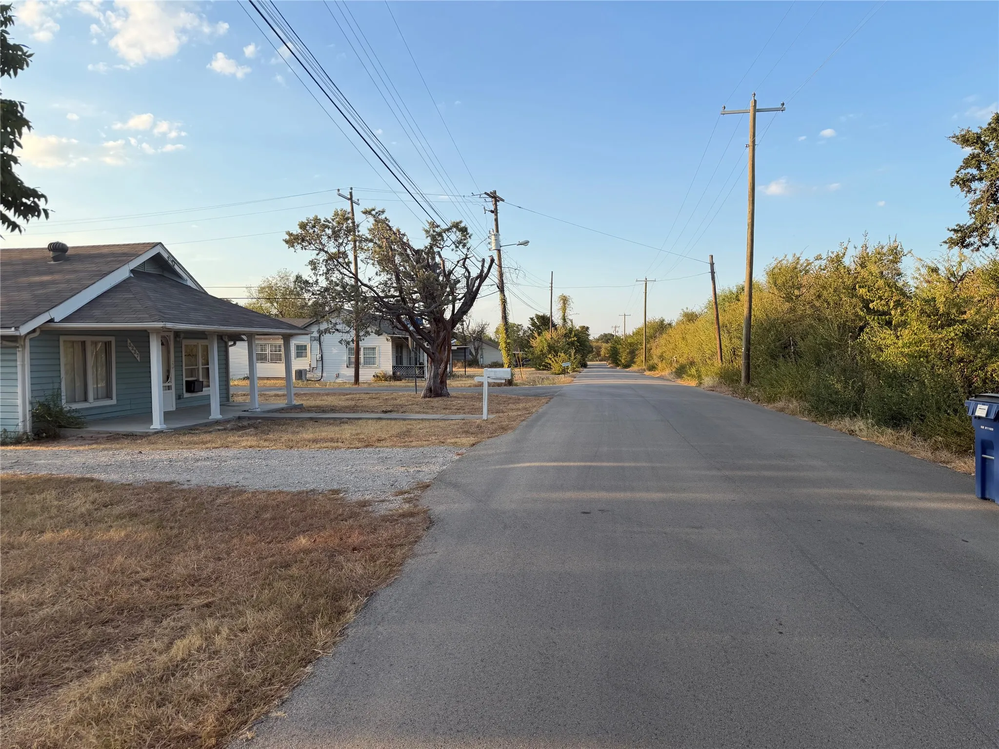 Single Family Residence For Sale in Tarrant County , 3237 Dakota Trail, Lake Worth, Texas 76135, 3 Bedroom, 1 Bathroom, Garage spaces, 1,000 Sqft, built in 1937, mls#21390292, Real Estate Agent in Lake Worth, Homes For Sale in Tarrant county, Homes For Sale in Lake Worth, Realtor in Lake Worth Texas, Real Estate Brokerage Independent Realty Texas, Luminita Cordes Realtor