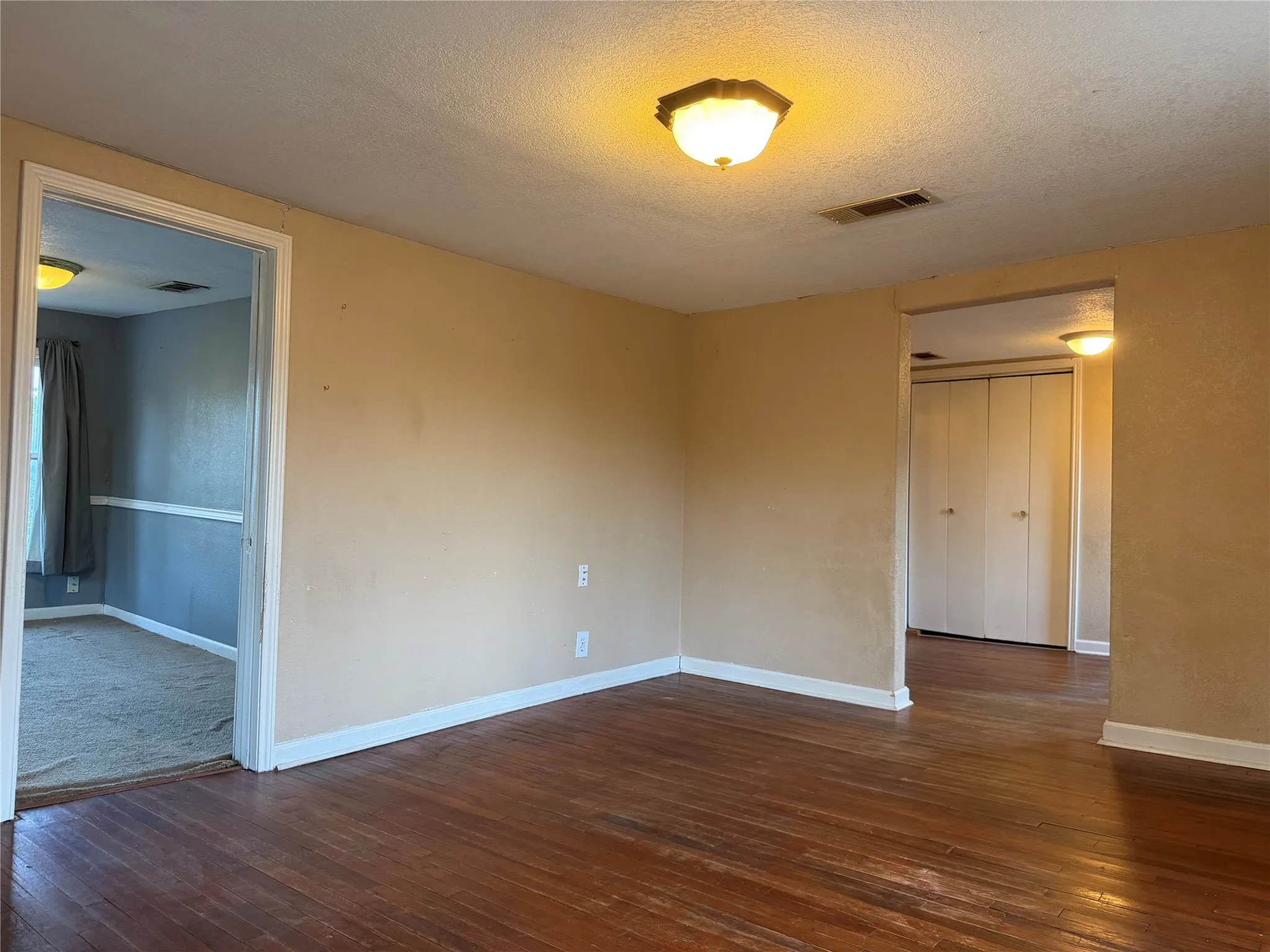 Single Family Residence For Sale in Tarrant County , 3237 Dakota Trail, Lake Worth, Texas 76135, 3 Bedroom, 1 Bathroom, Garage spaces, 1,000 Sqft, built in 1937, mls#21390292, Real Estate Agent in Lake Worth, Homes For Sale in Tarrant county, Homes For Sale in Lake Worth, Realtor in Lake Worth Texas, Real Estate Brokerage Independent Realty Texas, Luminita Cordes Realtor