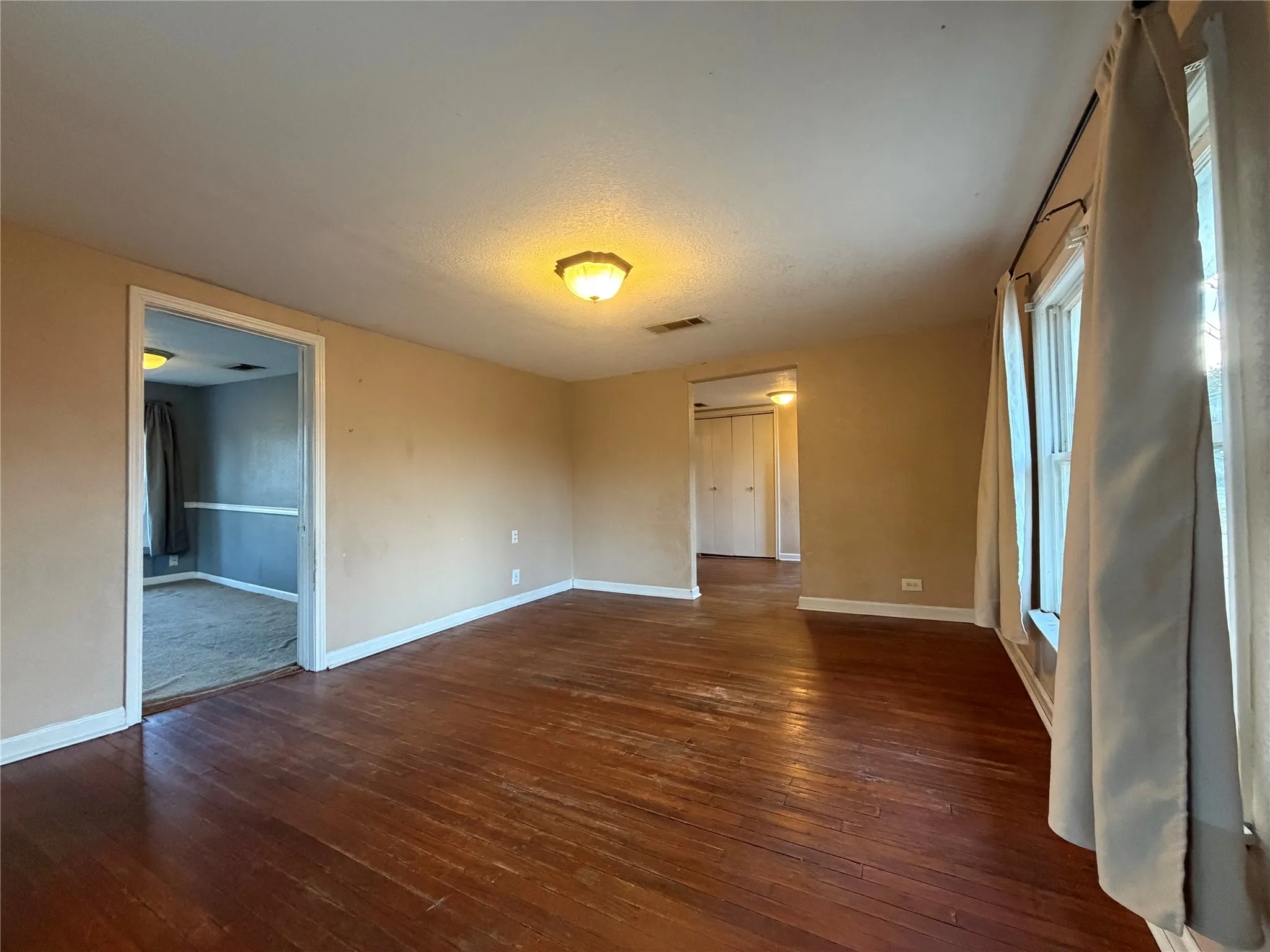Single Family Residence For Sale in Tarrant County , 3237 Dakota Trail, Lake Worth, Texas 76135, 3 Bedroom, 1 Bathroom, Garage spaces, 1,000 Sqft, built in 1937, mls#21390292, Real Estate Agent in Lake Worth, Homes For Sale in Tarrant county, Homes For Sale in Lake Worth, Realtor in Lake Worth Texas, Real Estate Brokerage Independent Realty Texas, Luminita Cordes Realtor