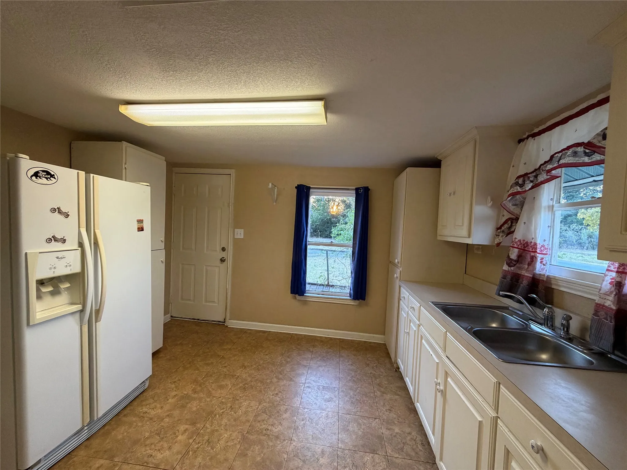 Single Family Residence For Sale in Tarrant County , 3237 Dakota Trail, Lake Worth, Texas 76135, 3 Bedroom, 1 Bathroom, Garage spaces, 1,000 Sqft, built in 1937, mls#21390292, Real Estate Agent in Lake Worth, Homes For Sale in Tarrant county, Homes For Sale in Lake Worth, Realtor in Lake Worth Texas, Real Estate Brokerage Independent Realty Texas, Luminita Cordes Realtor