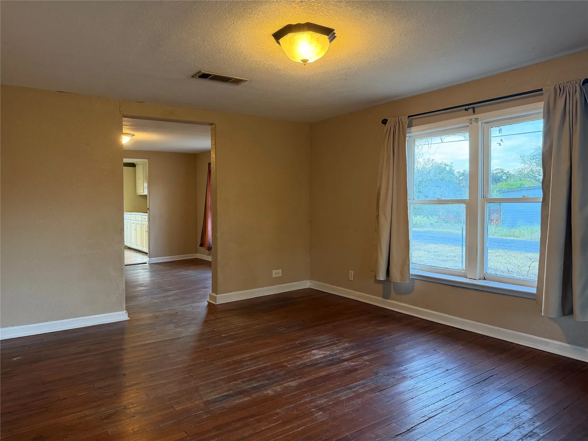 Single Family Residence For Sale in Tarrant County , 3237 Dakota Trail, Lake Worth, Texas 76135, 3 Bedroom, 1 Bathroom, Garage spaces, 1,000 Sqft, built in 1937, mls#21390292, Real Estate Agent in Lake Worth, Homes For Sale in Tarrant county, Homes For Sale in Lake Worth, Realtor in Lake Worth Texas, Real Estate Brokerage Independent Realty Texas, Luminita Cordes Realtor
