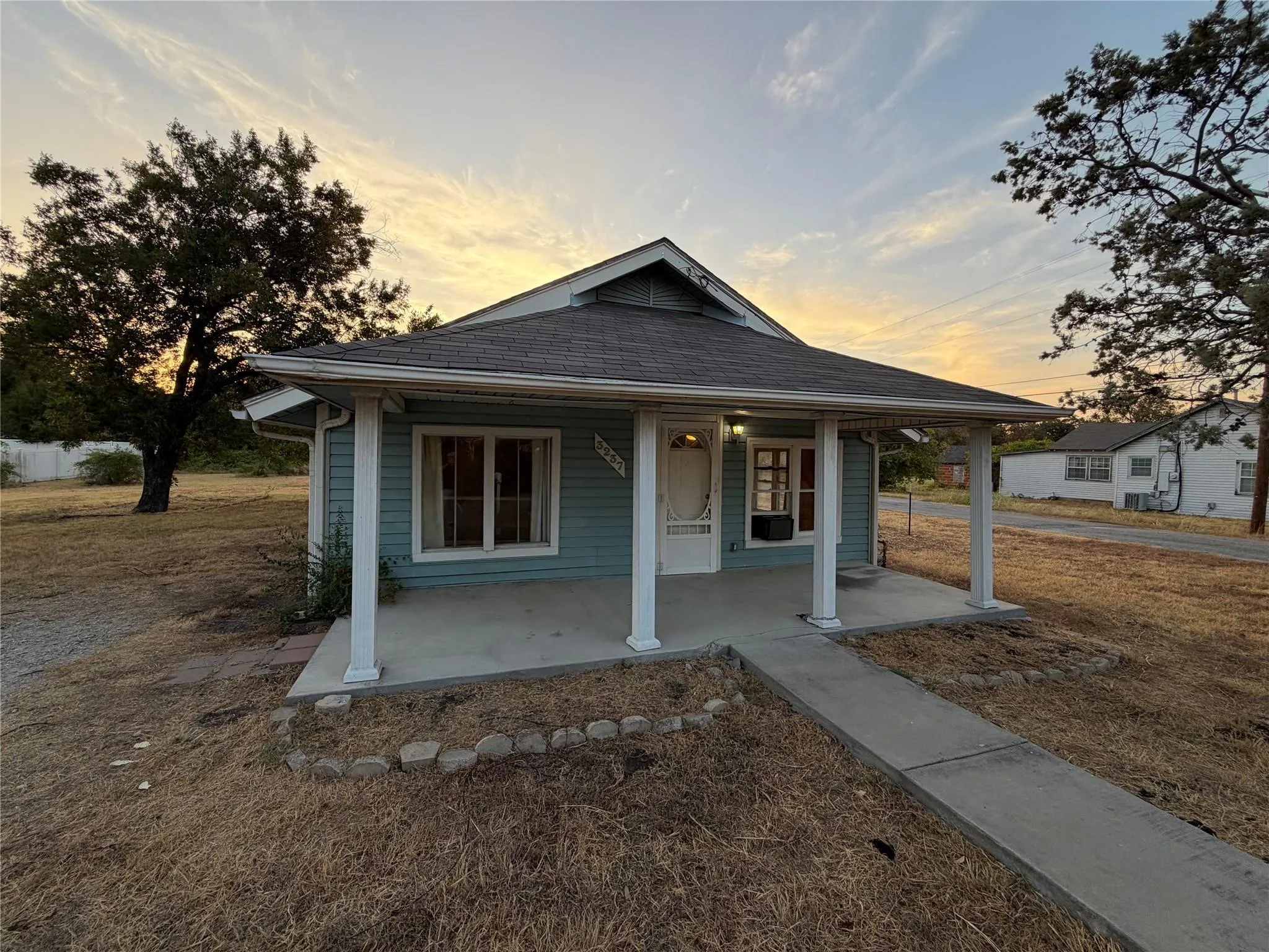 Single Family Residence For Sale in Tarrant County , 3237 Dakota Trail, Lake Worth, Texas 76135, 3 Bedroom, 1 Bathroom, Garage spaces, 1,000 Sqft, built in 1937, mls#21390292, Real Estate Agent in Lake Worth, Homes For Sale in Tarrant county, Homes For Sale in Lake Worth, Realtor in Lake Worth Texas, Real Estate Brokerage Independent Realty Texas, Luminita Cordes Realtor