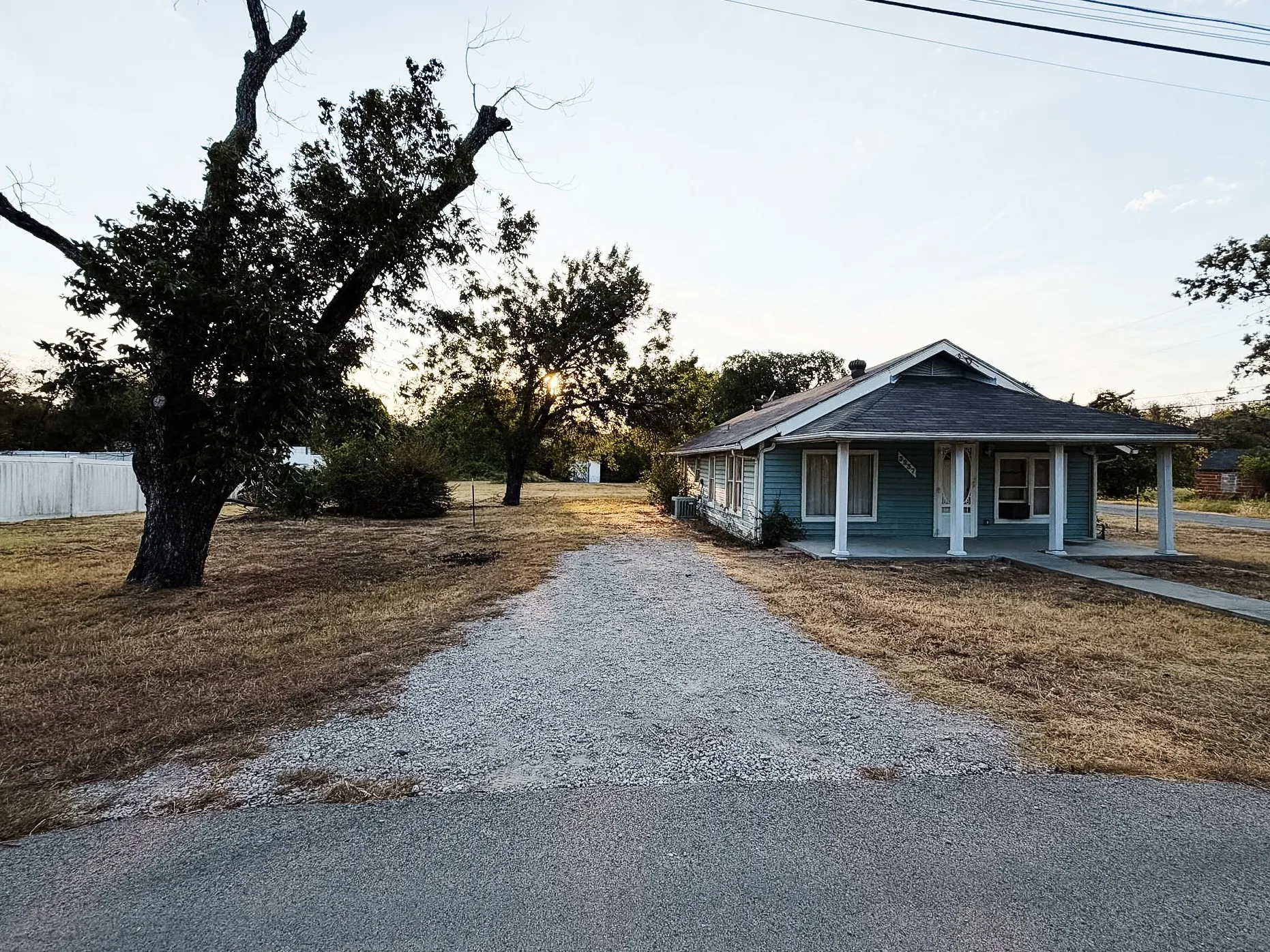 Single Family Residence For Sale in Tarrant County , 3237 Dakota Trail, Lake Worth, Texas 76135, 3 Bedroom, 1 Bathroom, Garage spaces, 1,000 Sqft, built in 1937, mls#21390292, Real Estate Agent in Lake Worth, Homes For Sale in Tarrant county, Homes For Sale in Lake Worth, Realtor in Lake Worth Texas, Real Estate Brokerage Independent Realty Texas, Luminita Cordes Realtor