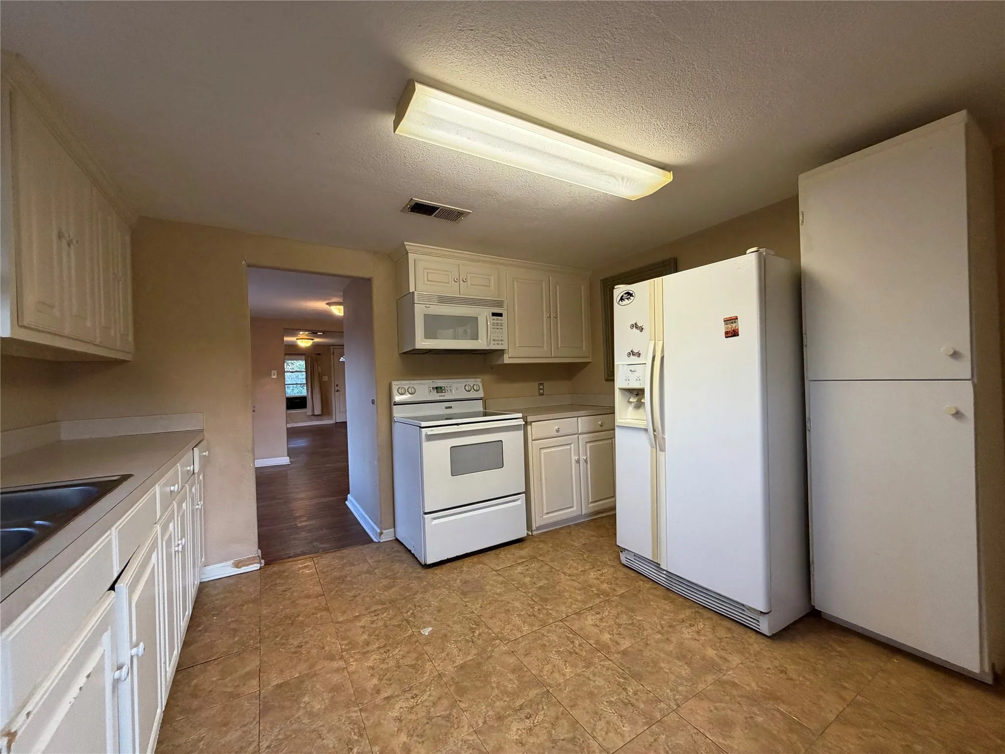 Single Family Residence For Sale in Tarrant County , 3237 Dakota Trail, Lake Worth, Texas 76135, 3 Bedroom, 1 Bathroom, Garage spaces, 1,000 Sqft, built in 1937, mls#21390292, Real Estate Agent in Lake Worth, Homes For Sale in Tarrant county, Homes For Sale in Lake Worth, Realtor in Lake Worth Texas, Real Estate Brokerage Independent Realty Texas, Luminita Cordes Realtor