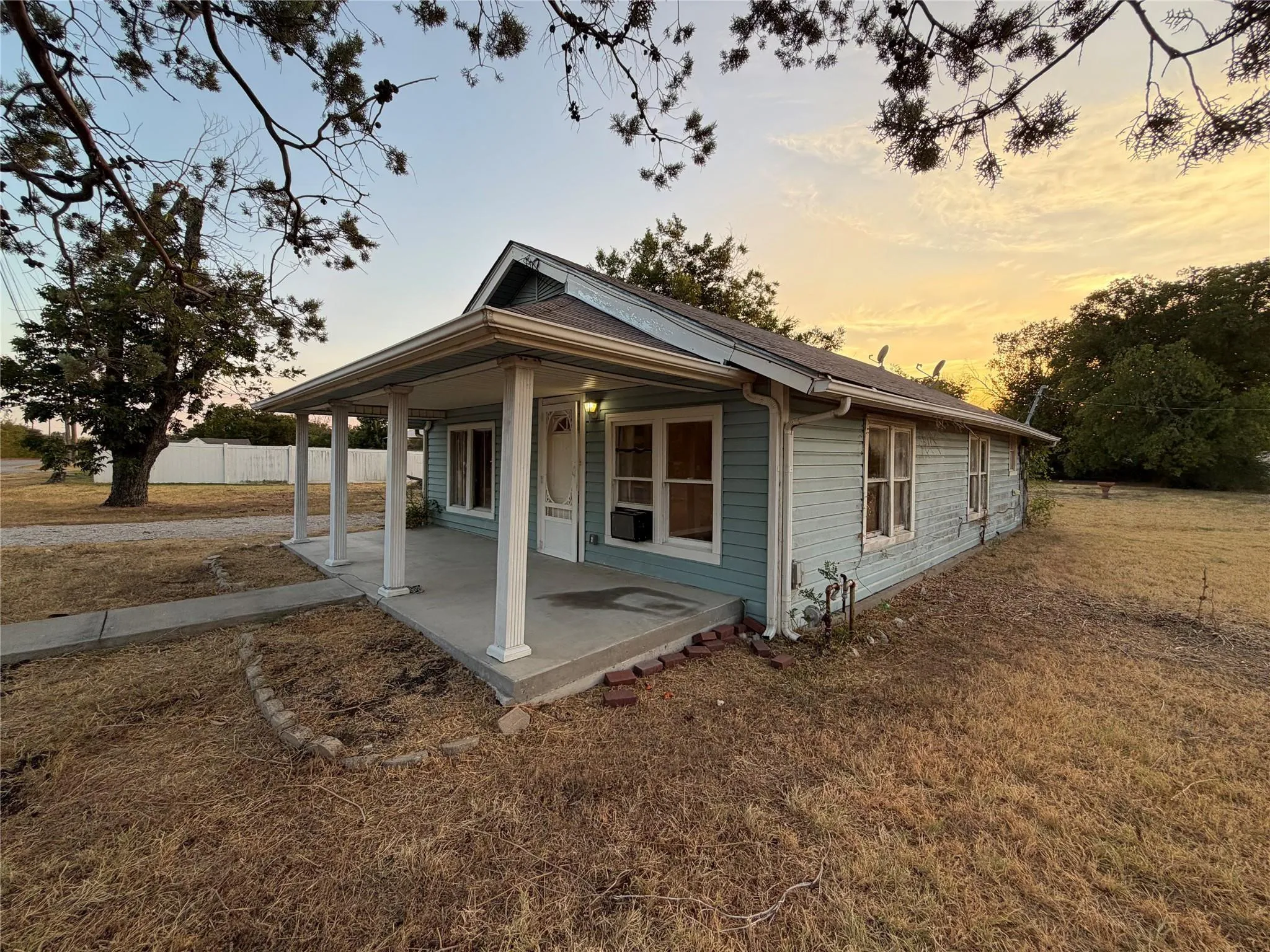 Single Family Residence For Sale in Tarrant County , 3237 Dakota Trail, Lake Worth, Texas 76135, 3 Bedroom, 1 Bathroom, Garage spaces, 1,000 Sqft, built in 1937, mls#21390292, Real Estate Agent in Lake Worth, Homes For Sale in Tarrant county, Homes For Sale in Lake Worth, Realtor in Lake Worth Texas, Real Estate Brokerage Independent Realty Texas, Luminita Cordes Realtor