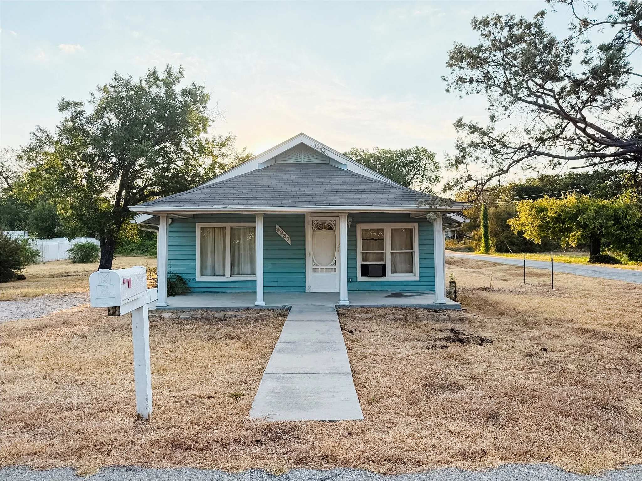 Single Family Residence For Sale in Tarrant County , 3237 Dakota Trail, Lake Worth, Texas 76135, 3 Bedroom, 1 Bathroom, Garage spaces, 1,000 Sqft, built in 1937, mls#21390292, Real Estate Agent in Lake Worth, Homes For Sale in Tarrant county, Homes For Sale in Lake Worth, Realtor in Lake Worth Texas, Real Estate Brokerage Independent Realty Texas, Luminita Cordes Realtor