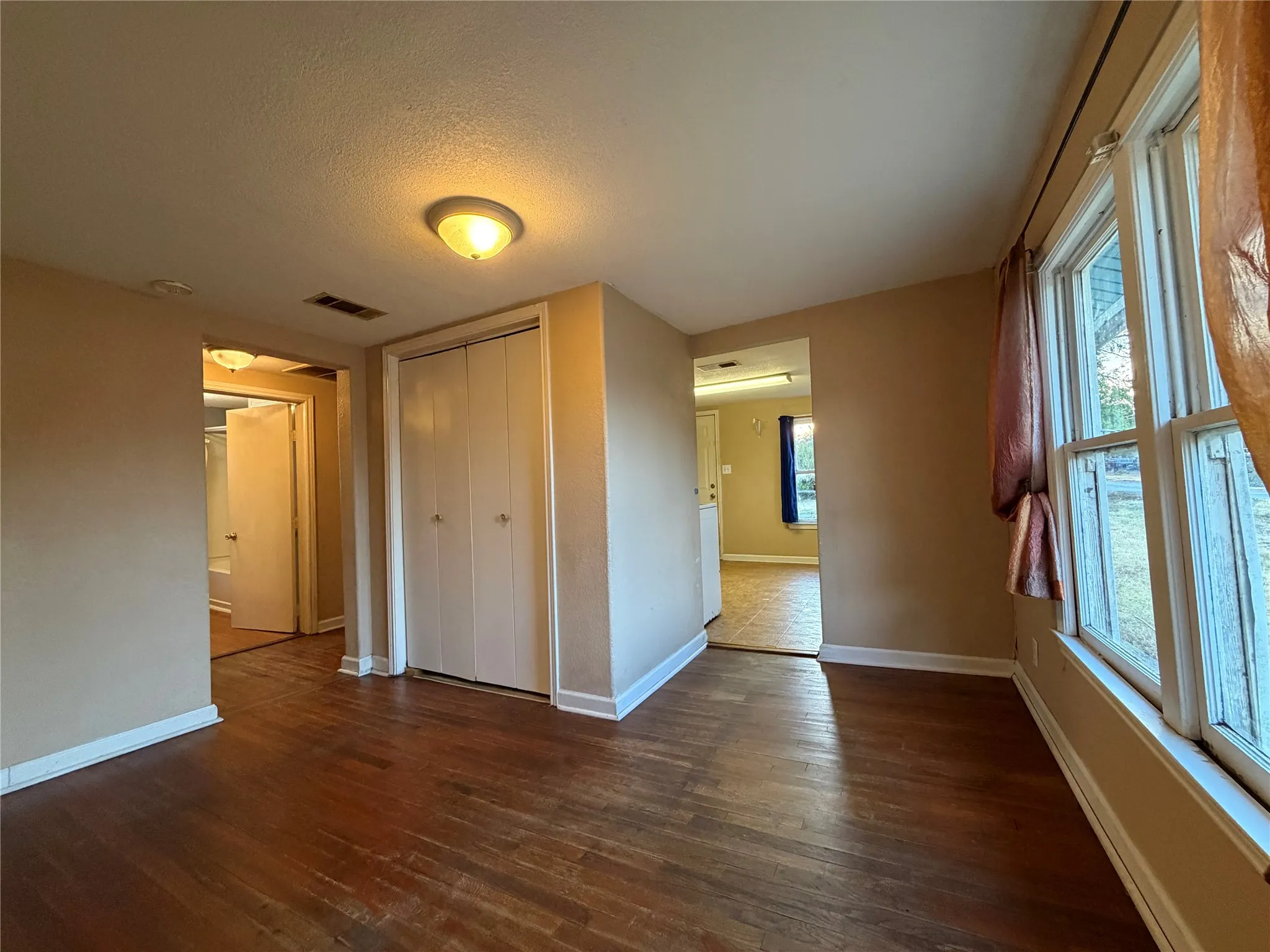 Single Family Residence For Sale in Tarrant County , 3237 Dakota Trail, Lake Worth, Texas 76135, 3 Bedroom, 1 Bathroom, Garage spaces, 1,000 Sqft, built in 1937, mls#21390292, Real Estate Agent in Lake Worth, Homes For Sale in Tarrant county, Homes For Sale in Lake Worth, Realtor in Lake Worth Texas, Real Estate Brokerage Independent Realty Texas, Luminita Cordes Realtor