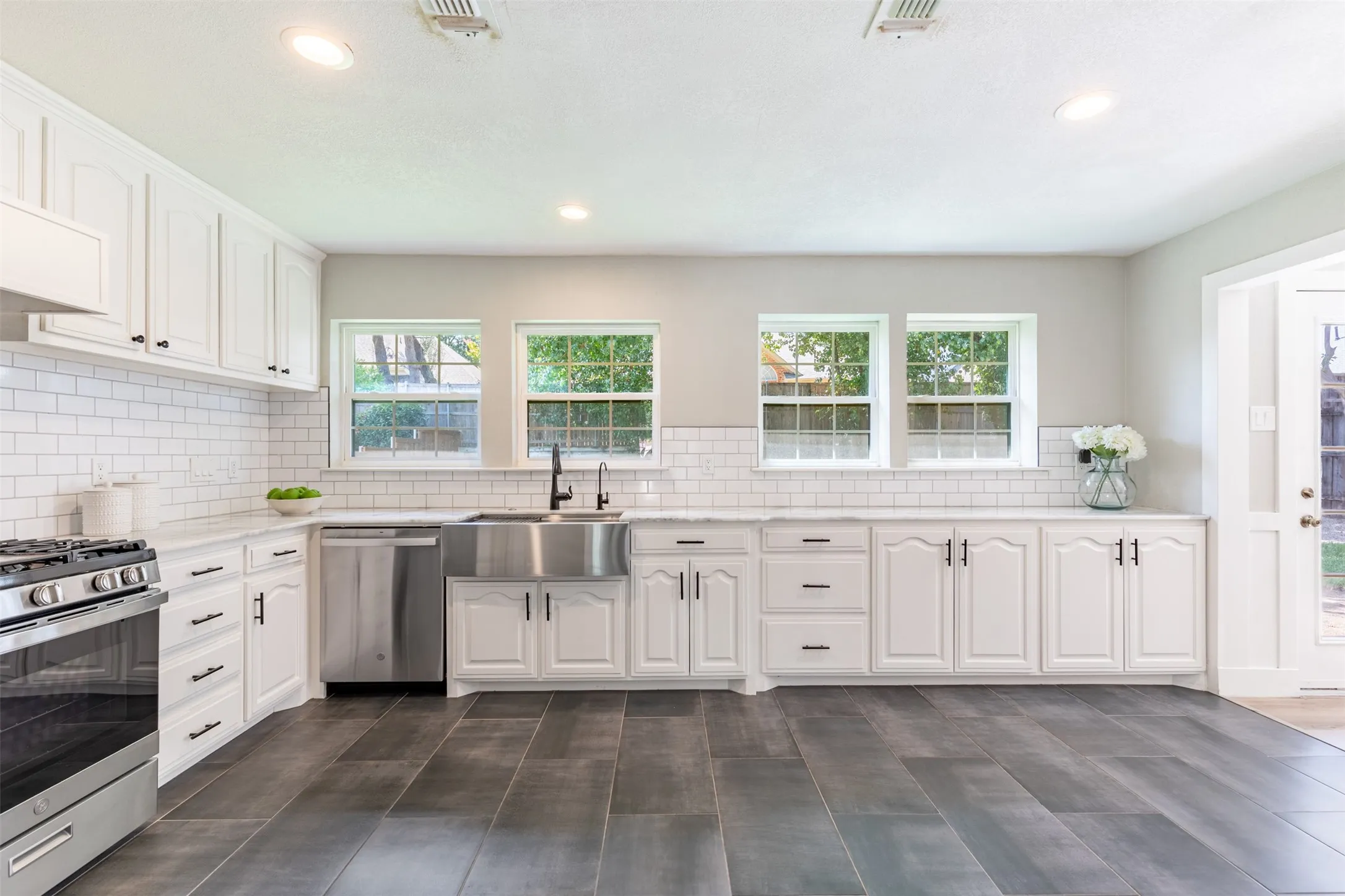 Beautifully renovated 2023 kitchen.