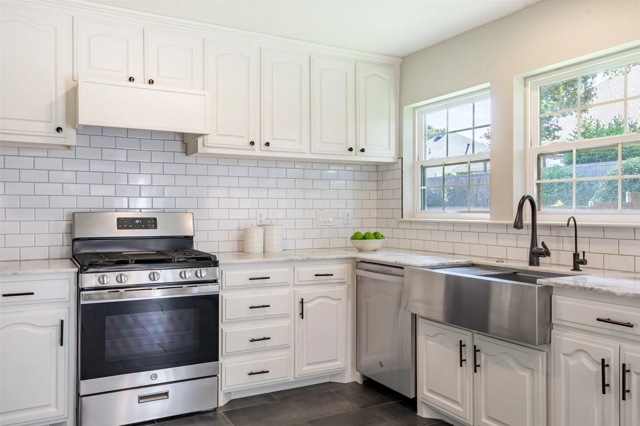 Kitchen features stainless apron sink and reverse osmosis water system with separate faucet.