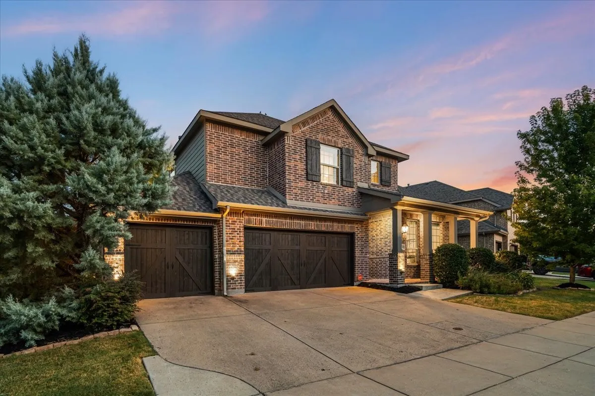 Beautifully maintained front yard.