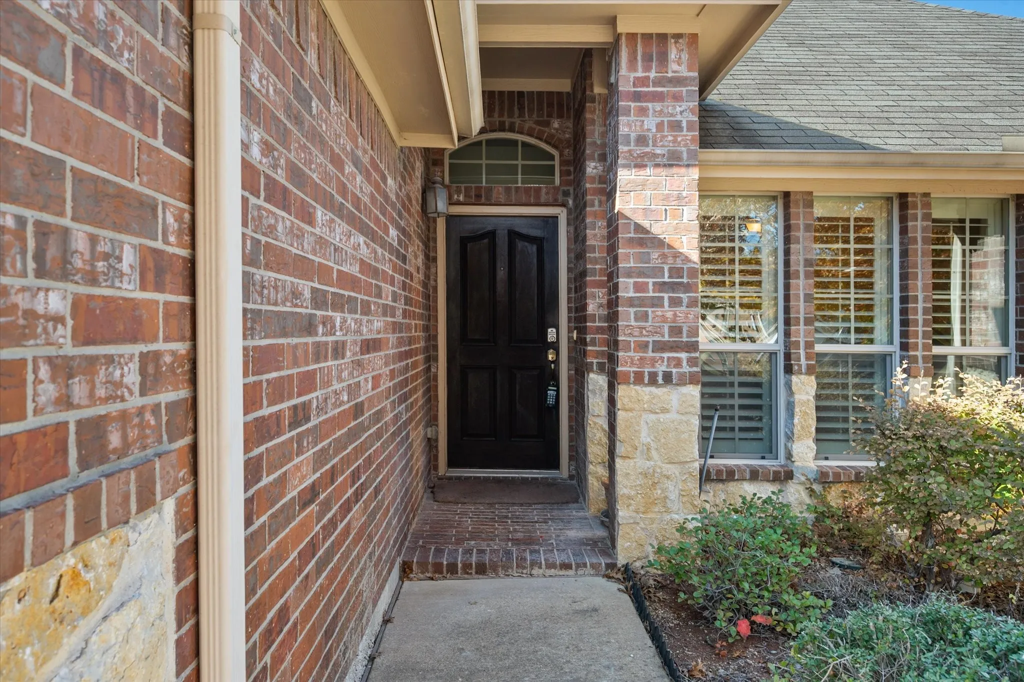 Single Family Residence For Rent in Ellis County , 1613 Country Hills Drive, Midlothian, Texas 76065, 3 Bedroom, 2 Bathroom, 2 Garage spaces, 1,756 Sqft, built in 2010, mls#21392453, Real Estate Agent in Midlothian, Homes For Rent in Ellis county, Homes For Rent in Midlothian, Realtor in Midlothian Texas, Real Estate Brokerage Independent Realty Texas, Luminita Cordes Realtor