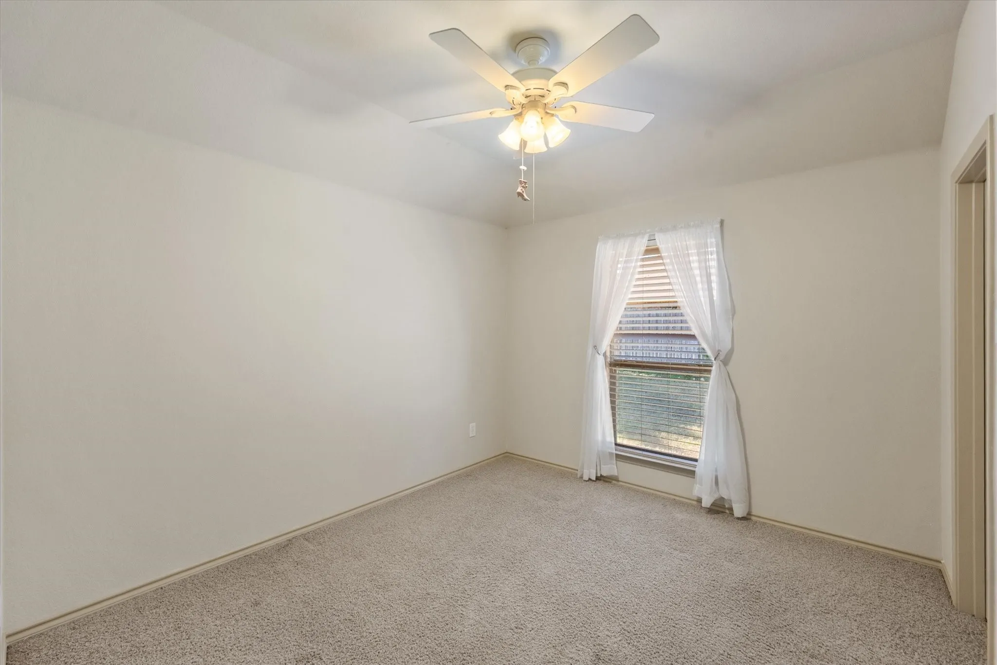 Single Family Residence For Rent in Ellis County , 1613 Country Hills Drive, Midlothian, Texas 76065, 3 Bedroom, 2 Bathroom, 2 Garage spaces, 1,756 Sqft, built in 2010, mls#21392453, Real Estate Agent in Midlothian, Homes For Rent in Ellis county, Homes For Rent in Midlothian, Realtor in Midlothian Texas, Real Estate Brokerage Independent Realty Texas, Luminita Cordes Realtor