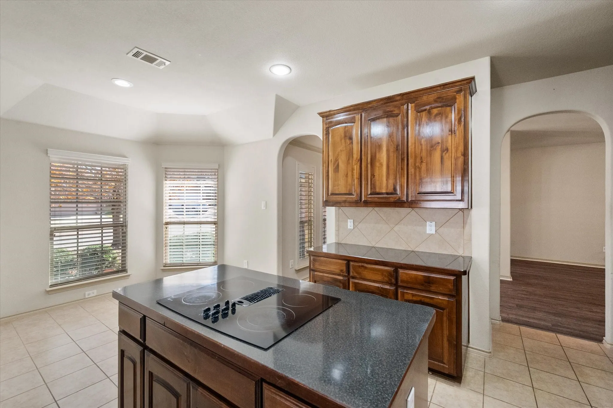Single Family Residence For Rent in Ellis County , 1613 Country Hills Drive, Midlothian, Texas 76065, 3 Bedroom, 2 Bathroom, 2 Garage spaces, 1,756 Sqft, built in 2010, mls#21392453, Real Estate Agent in Midlothian, Homes For Rent in Ellis county, Homes For Rent in Midlothian, Realtor in Midlothian Texas, Real Estate Brokerage Independent Realty Texas, Luminita Cordes Realtor