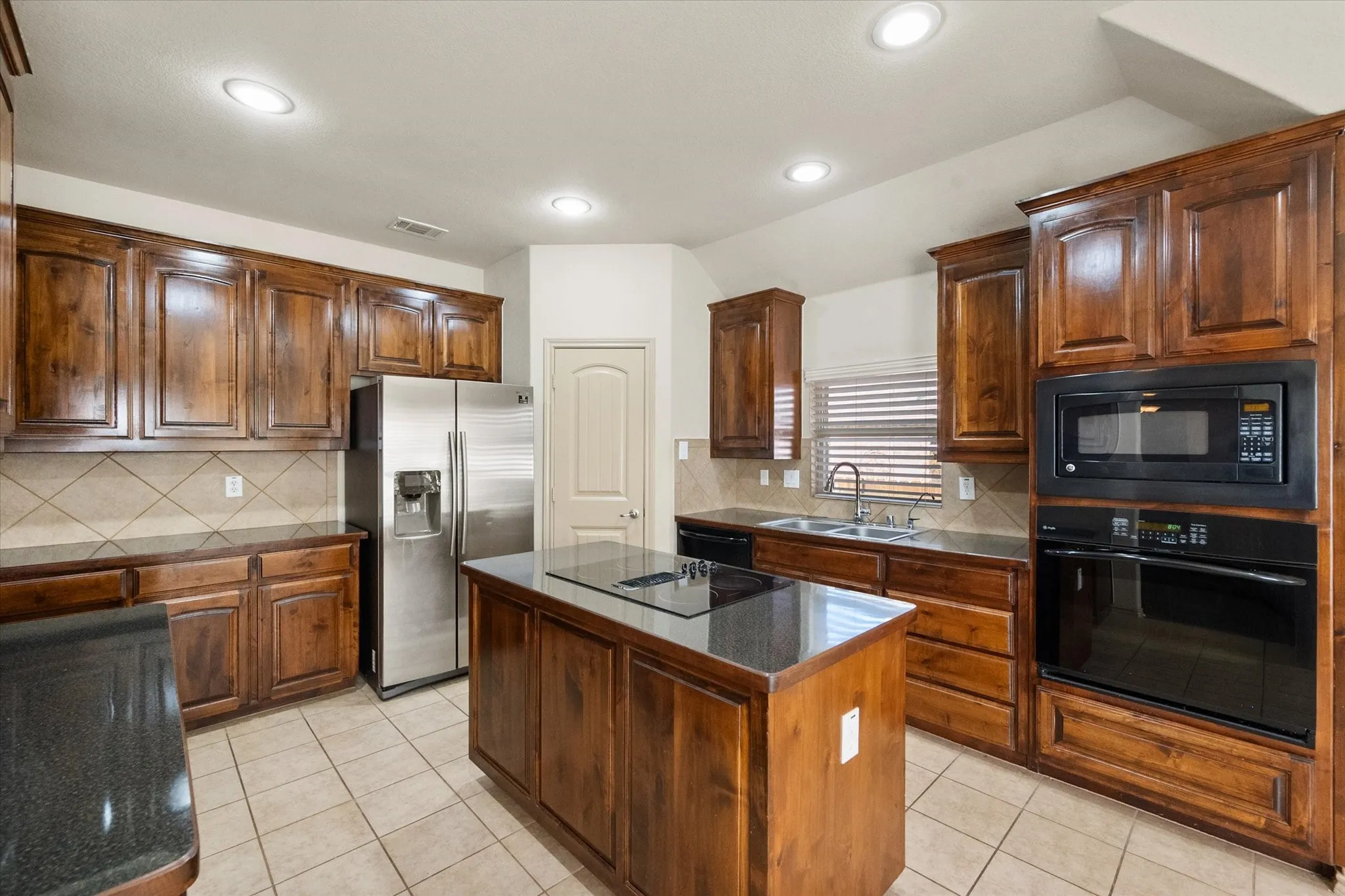 Single Family Residence For Rent in Ellis County , 1613 Country Hills Drive, Midlothian, Texas 76065, 3 Bedroom, 2 Bathroom, 2 Garage spaces, 1,756 Sqft, built in 2010, mls#21392453, Real Estate Agent in Midlothian, Homes For Rent in Ellis county, Homes For Rent in Midlothian, Realtor in Midlothian Texas, Real Estate Brokerage Independent Realty Texas, Luminita Cordes Realtor