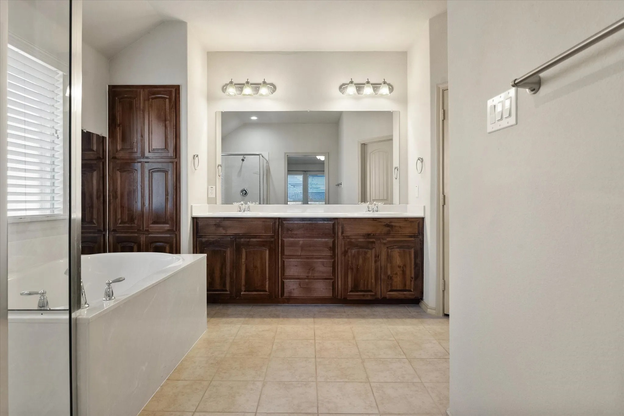 Single Family Residence For Rent in Ellis County , 1613 Country Hills Drive, Midlothian, Texas 76065, 3 Bedroom, 2 Bathroom, 2 Garage spaces, 1,756 Sqft, built in 2010, mls#21392453, Real Estate Agent in Midlothian, Homes For Rent in Ellis county, Homes For Rent in Midlothian, Realtor in Midlothian Texas, Real Estate Brokerage Independent Realty Texas, Luminita Cordes Realtor
