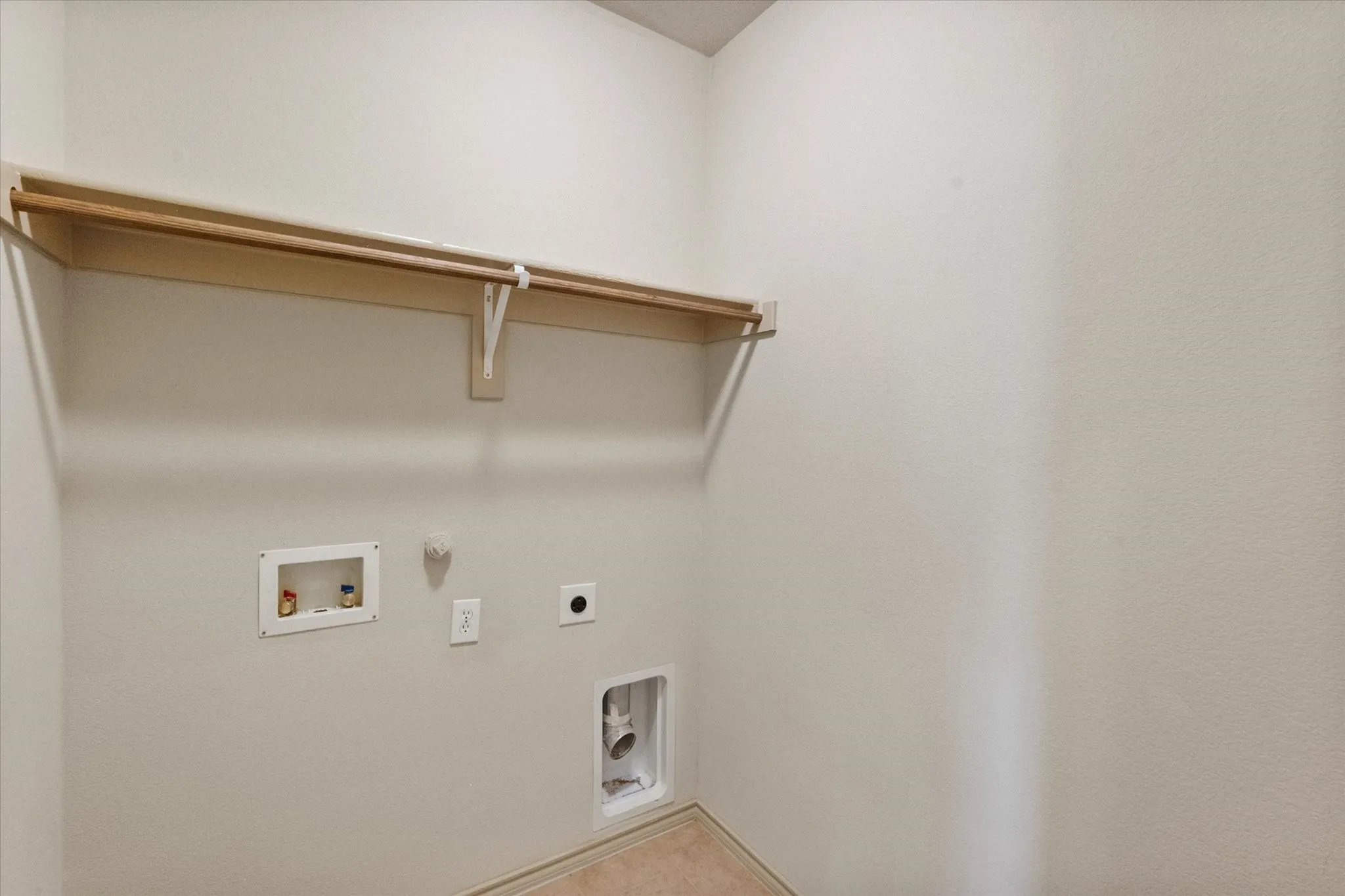 Single Family Residence For Rent in Ellis County , 1613 Country Hills Drive, Midlothian, Texas 76065, 3 Bedroom, 2 Bathroom, 2 Garage spaces, 1,756 Sqft, built in 2010, mls#21392453, Real Estate Agent in Midlothian, Homes For Rent in Ellis county, Homes For Rent in Midlothian, Realtor in Midlothian Texas, Real Estate Brokerage Independent Realty Texas, Luminita Cordes Realtor