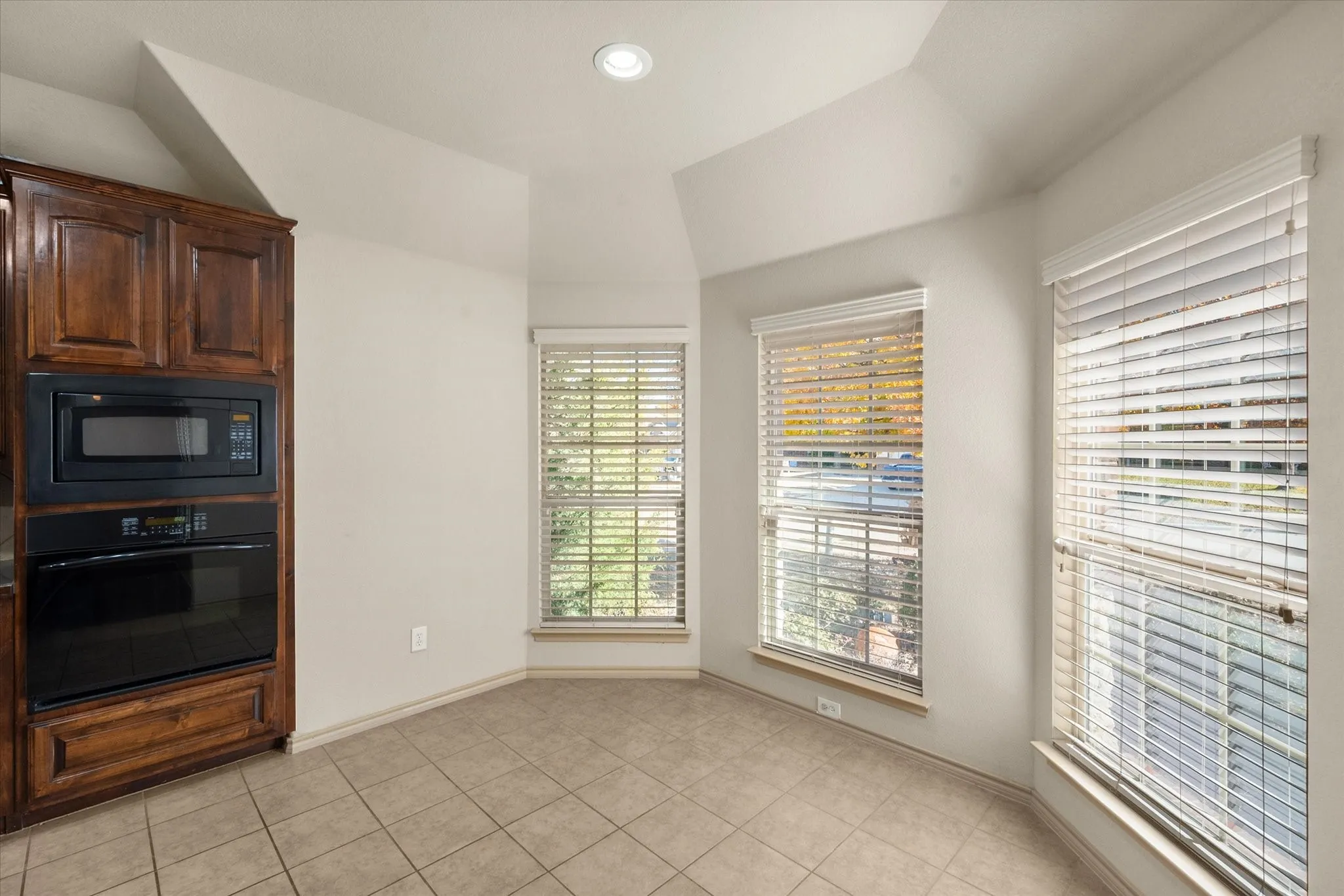 Single Family Residence For Rent in Ellis County , 1613 Country Hills Drive, Midlothian, Texas 76065, 3 Bedroom, 2 Bathroom, 2 Garage spaces, 1,756 Sqft, built in 2010, mls#21392453, Real Estate Agent in Midlothian, Homes For Rent in Ellis county, Homes For Rent in Midlothian, Realtor in Midlothian Texas, Real Estate Brokerage Independent Realty Texas, Luminita Cordes Realtor