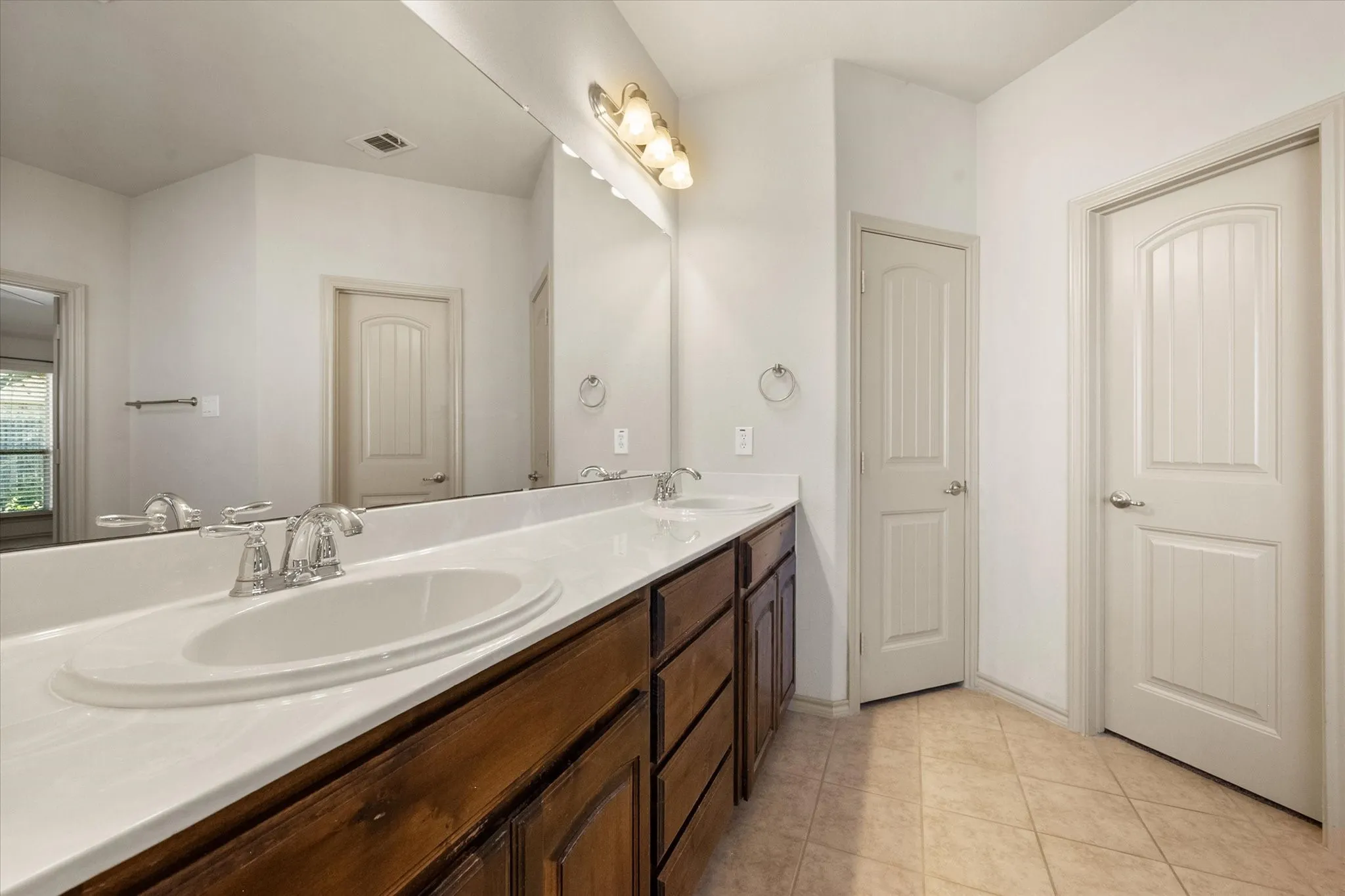 Single Family Residence For Rent in Ellis County , 1613 Country Hills Drive, Midlothian, Texas 76065, 3 Bedroom, 2 Bathroom, 2 Garage spaces, 1,756 Sqft, built in 2010, mls#21392453, Real Estate Agent in Midlothian, Homes For Rent in Ellis county, Homes For Rent in Midlothian, Realtor in Midlothian Texas, Real Estate Brokerage Independent Realty Texas, Luminita Cordes Realtor