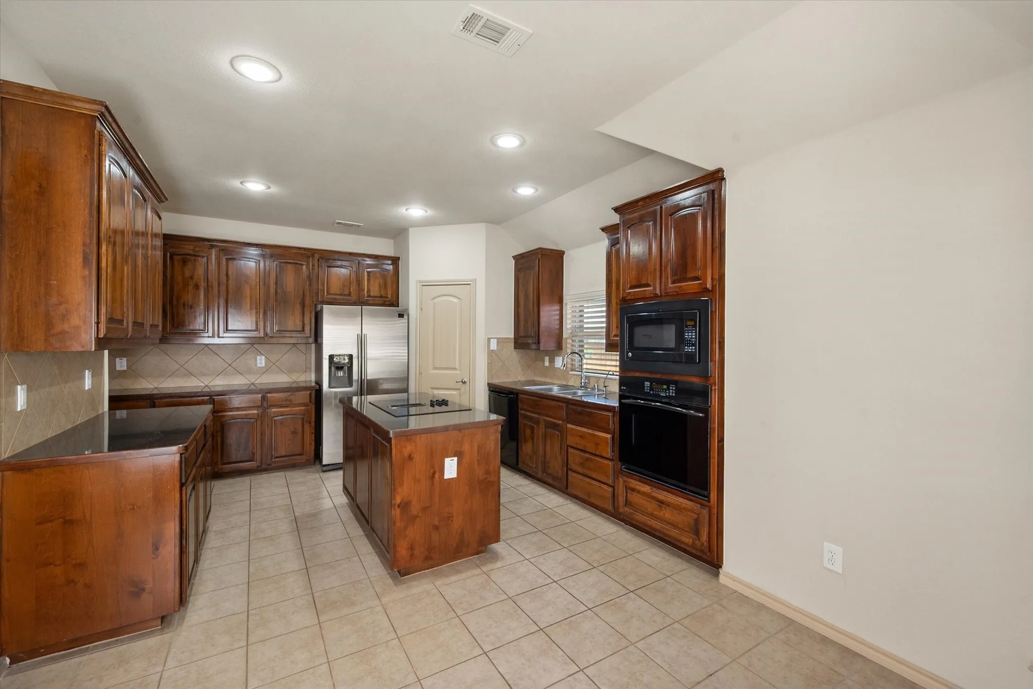 Single Family Residence For Rent in Ellis County , 1613 Country Hills Drive, Midlothian, Texas 76065, 3 Bedroom, 2 Bathroom, 2 Garage spaces, 1,756 Sqft, built in 2010, mls#21392453, Real Estate Agent in Midlothian, Homes For Rent in Ellis county, Homes For Rent in Midlothian, Realtor in Midlothian Texas, Real Estate Brokerage Independent Realty Texas, Luminita Cordes Realtor