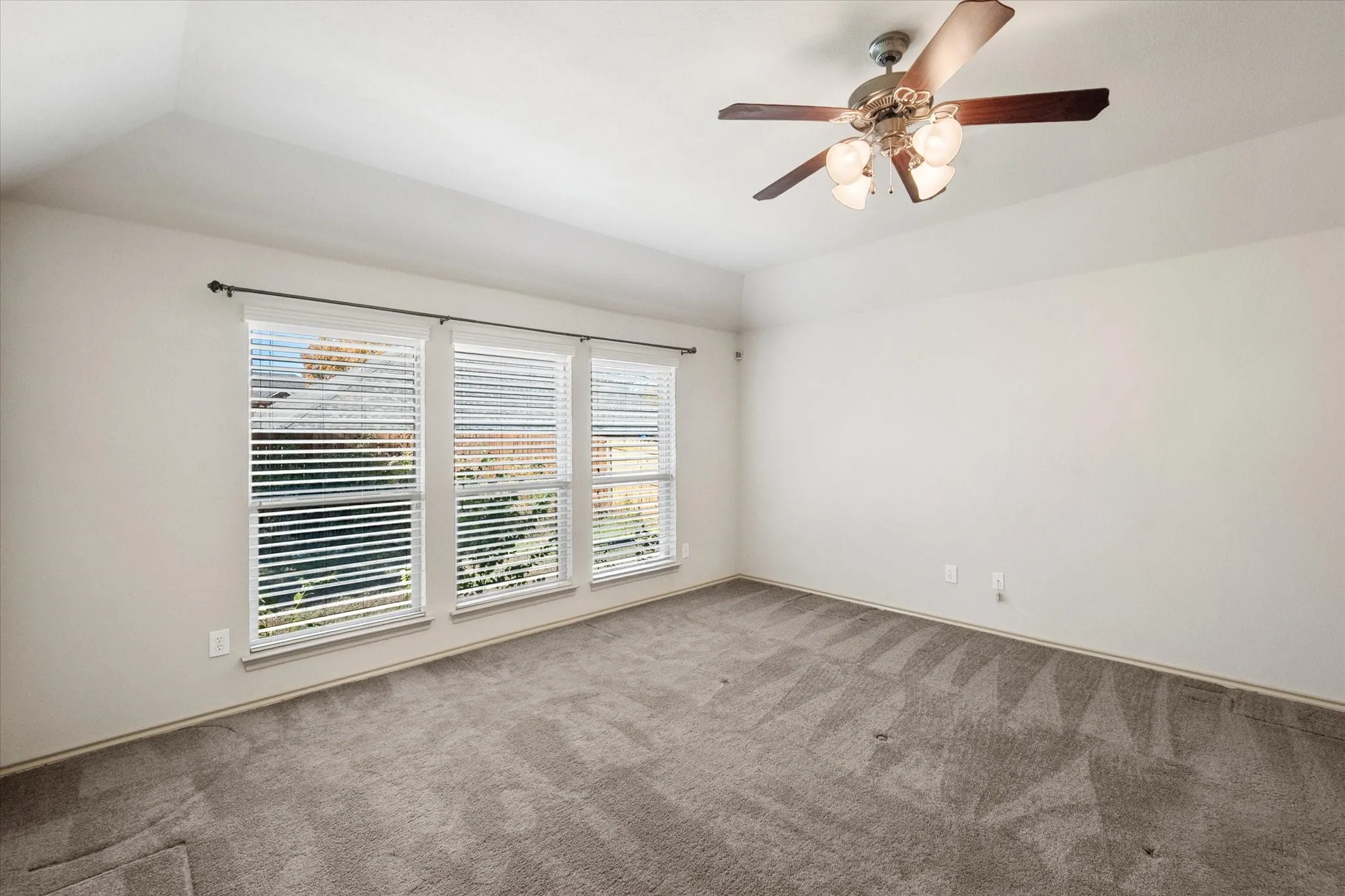 Single Family Residence For Rent in Ellis County , 1613 Country Hills Drive, Midlothian, Texas 76065, 3 Bedroom, 2 Bathroom, 2 Garage spaces, 1,756 Sqft, built in 2010, mls#21392453, Real Estate Agent in Midlothian, Homes For Rent in Ellis county, Homes For Rent in Midlothian, Realtor in Midlothian Texas, Real Estate Brokerage Independent Realty Texas, Luminita Cordes Realtor