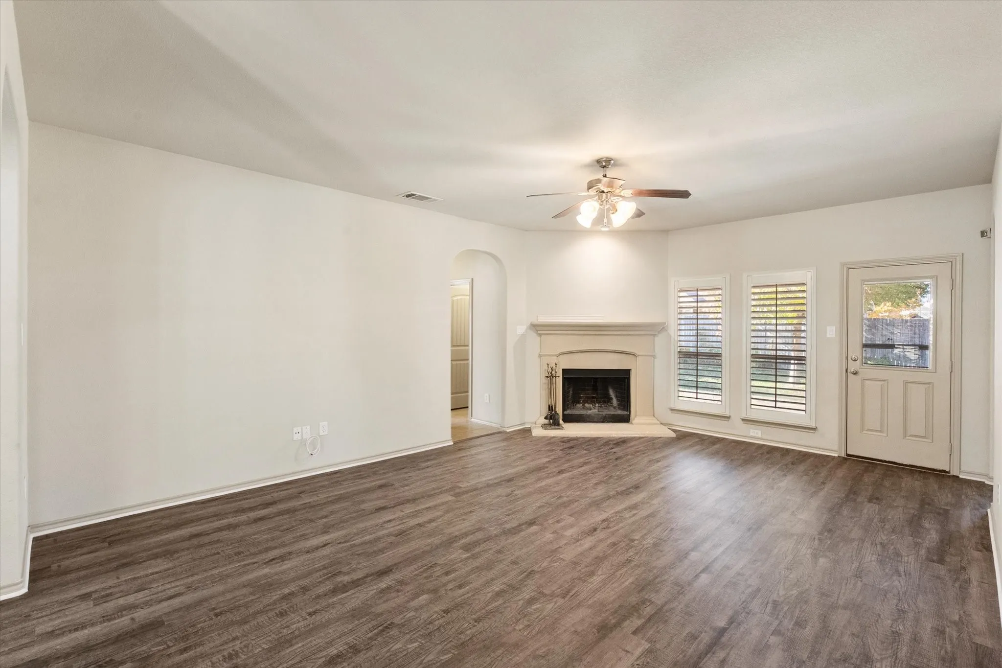 Single Family Residence For Rent in Ellis County , 1613 Country Hills Drive, Midlothian, Texas 76065, 3 Bedroom, 2 Bathroom, 2 Garage spaces, 1,756 Sqft, built in 2010, mls#21392453, Real Estate Agent in Midlothian, Homes For Rent in Ellis county, Homes For Rent in Midlothian, Realtor in Midlothian Texas, Real Estate Brokerage Independent Realty Texas, Luminita Cordes Realtor