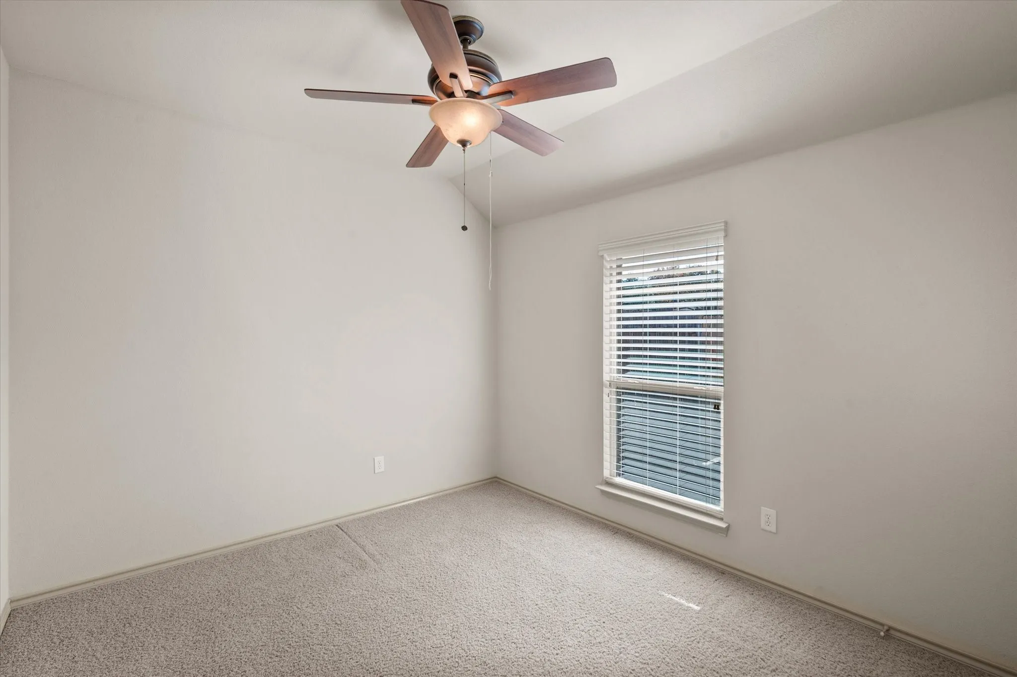 Single Family Residence For Rent in Ellis County , 1613 Country Hills Drive, Midlothian, Texas 76065, 3 Bedroom, 2 Bathroom, 2 Garage spaces, 1,756 Sqft, built in 2010, mls#21392453, Real Estate Agent in Midlothian, Homes For Rent in Ellis county, Homes For Rent in Midlothian, Realtor in Midlothian Texas, Real Estate Brokerage Independent Realty Texas, Luminita Cordes Realtor