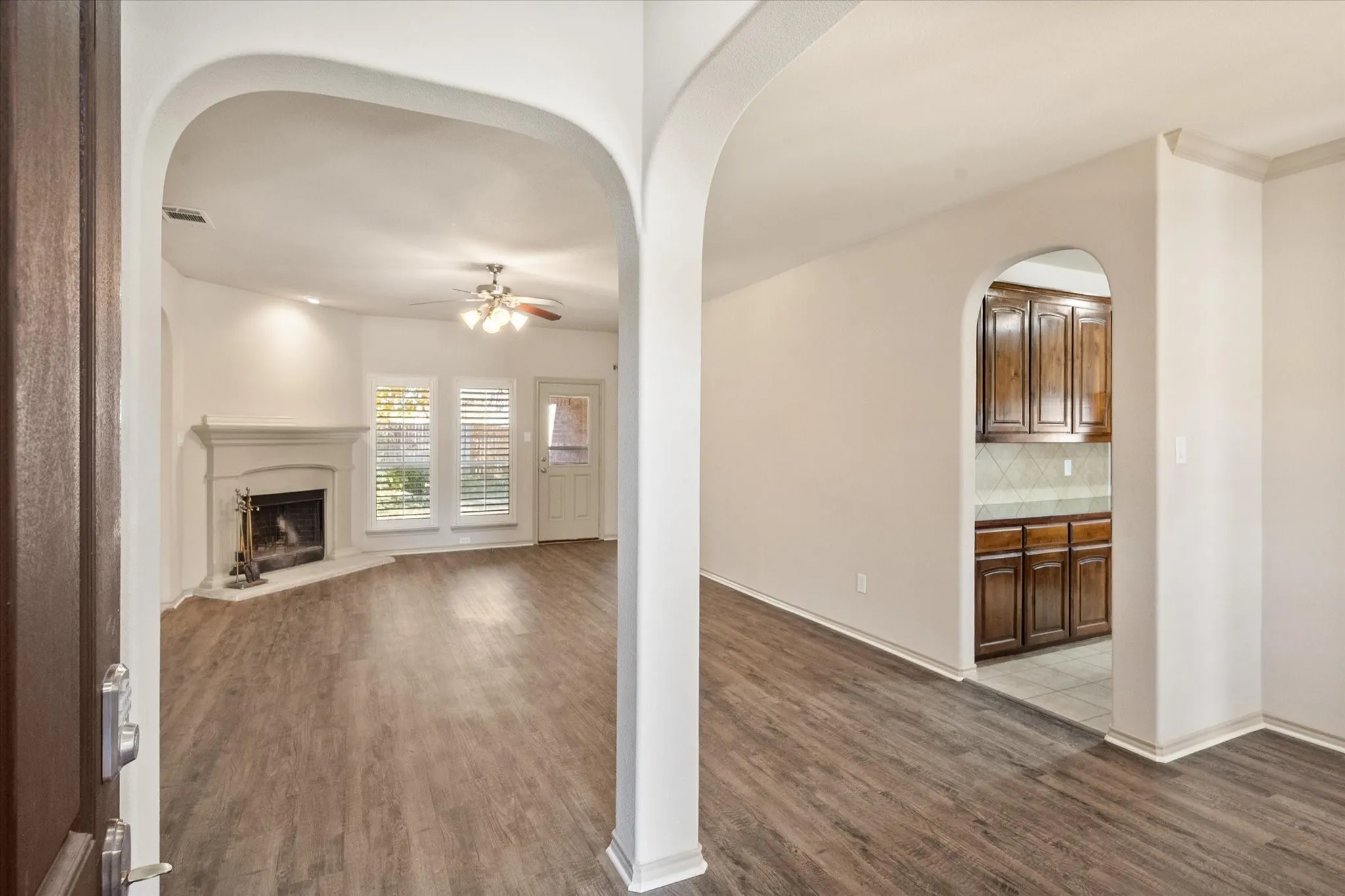 Single Family Residence For Rent in Ellis County , 1613 Country Hills Drive, Midlothian, Texas 76065, 3 Bedroom, 2 Bathroom, 2 Garage spaces, 1,756 Sqft, built in 2010, mls#21392453, Real Estate Agent in Midlothian, Homes For Rent in Ellis county, Homes For Rent in Midlothian, Realtor in Midlothian Texas, Real Estate Brokerage Independent Realty Texas, Luminita Cordes Realtor