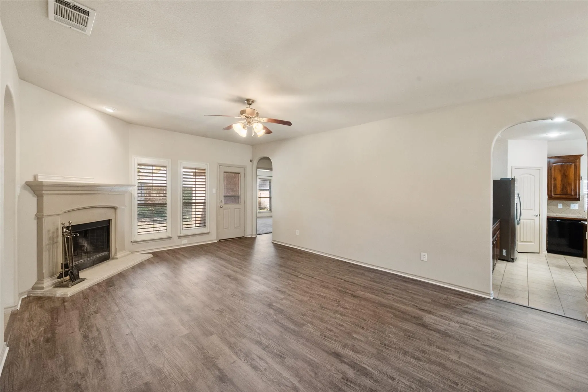 Single Family Residence For Rent in Ellis County , 1613 Country Hills Drive, Midlothian, Texas 76065, 3 Bedroom, 2 Bathroom, 2 Garage spaces, 1,756 Sqft, built in 2010, mls#21392453, Real Estate Agent in Midlothian, Homes For Rent in Ellis county, Homes For Rent in Midlothian, Realtor in Midlothian Texas, Real Estate Brokerage Independent Realty Texas, Luminita Cordes Realtor