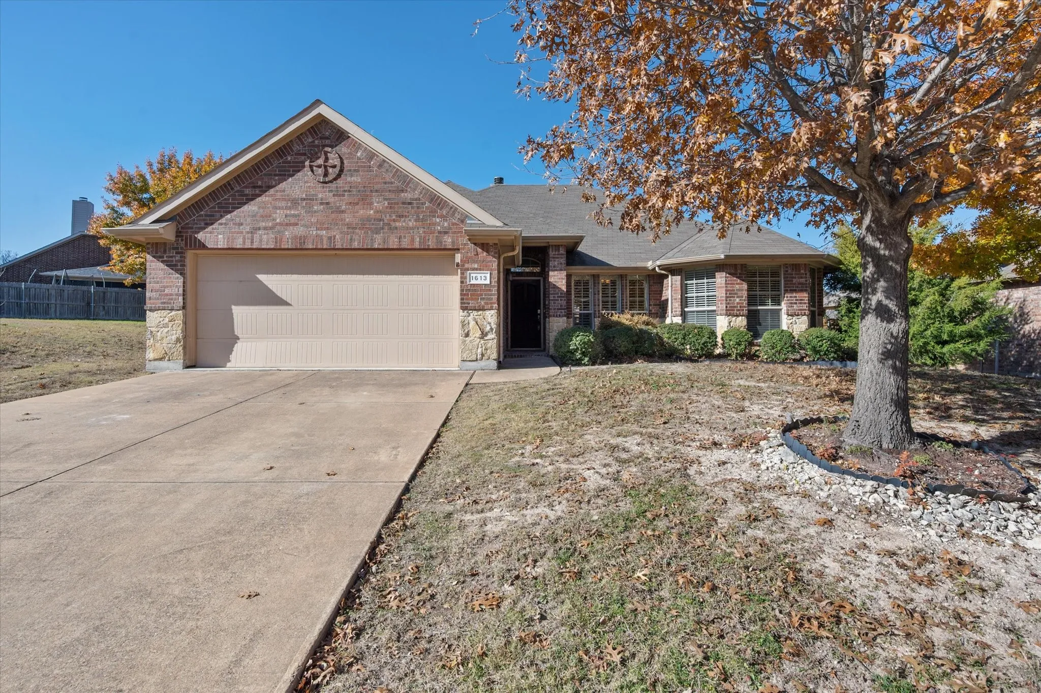 Single Family Residence For Rent in Ellis County , 1613 Country Hills Drive, Midlothian, Texas 76065, 3 Bedroom, 2 Bathroom, 2 Garage spaces, 1,756 Sqft, built in 2010, mls#21392453, Real Estate Agent in Midlothian, Homes For Rent in Ellis county, Homes For Rent in Midlothian, Realtor in Midlothian Texas, Real Estate Brokerage Independent Realty Texas, Luminita Cordes Realtor